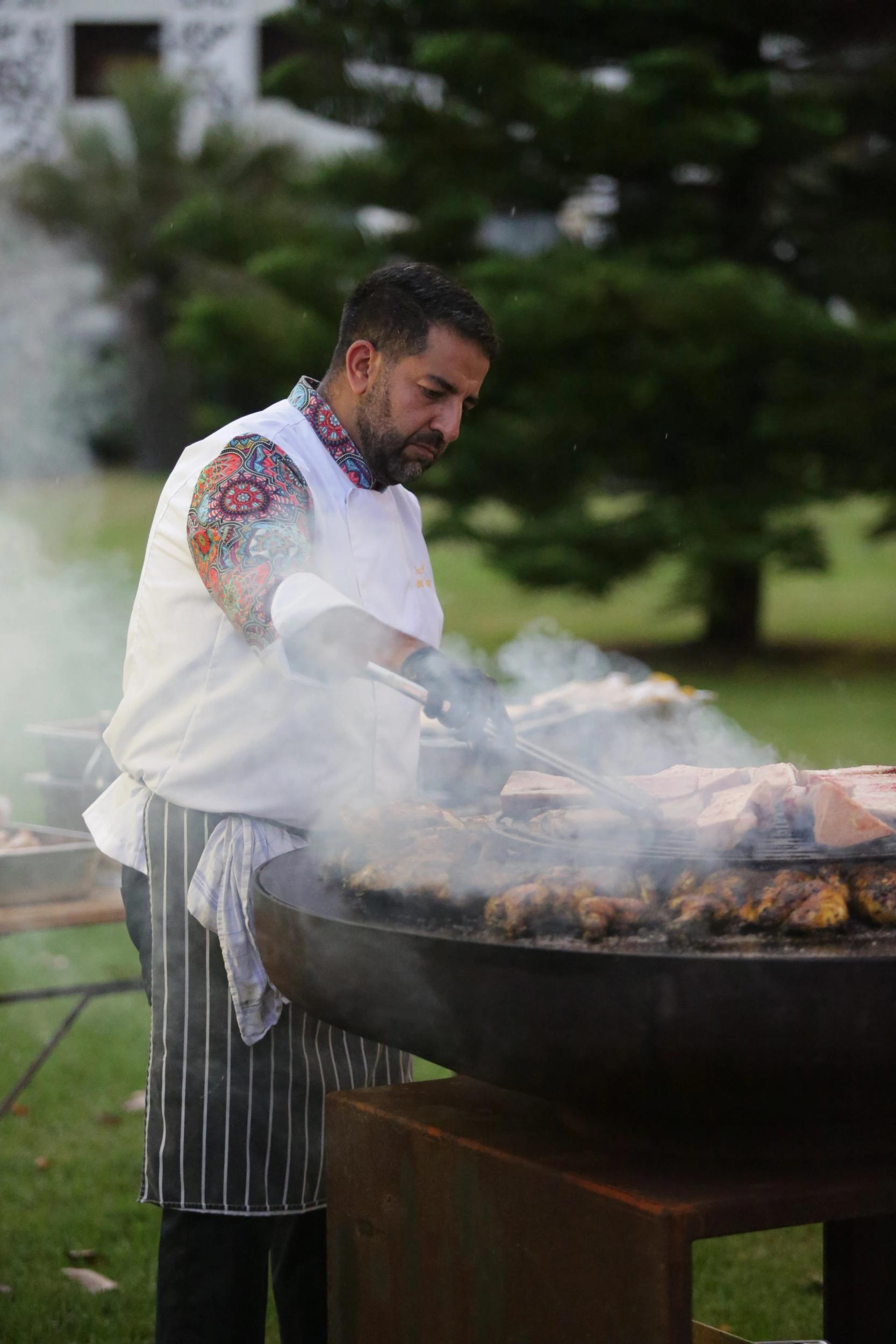 Chef cuisinier préparant un barbecue lors d'un événement à l'hôtel 3 étoiles San Lucianu