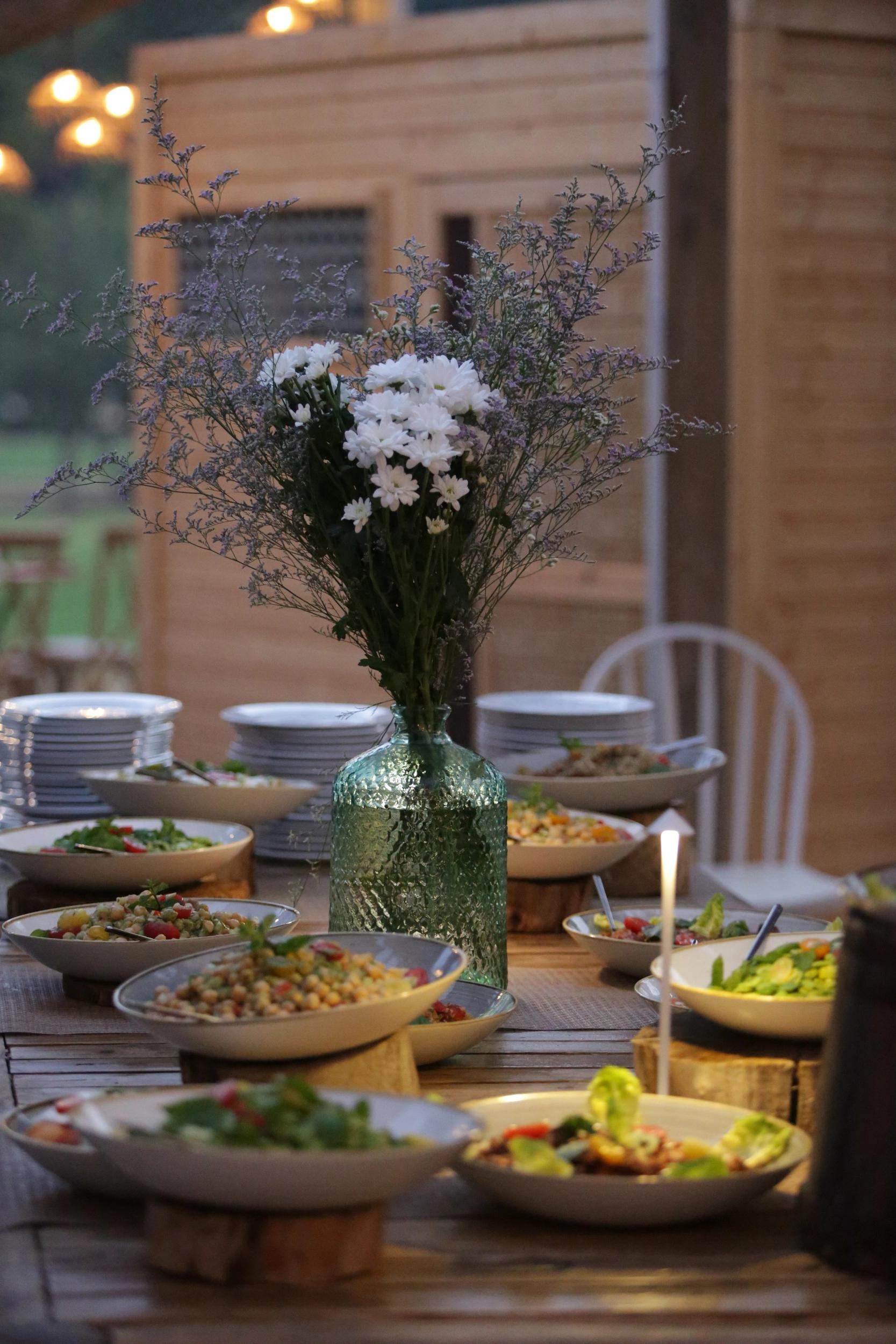 Décoration de table champêtre pour un événement à l'hôtel 3 étoiles San Lucianu 