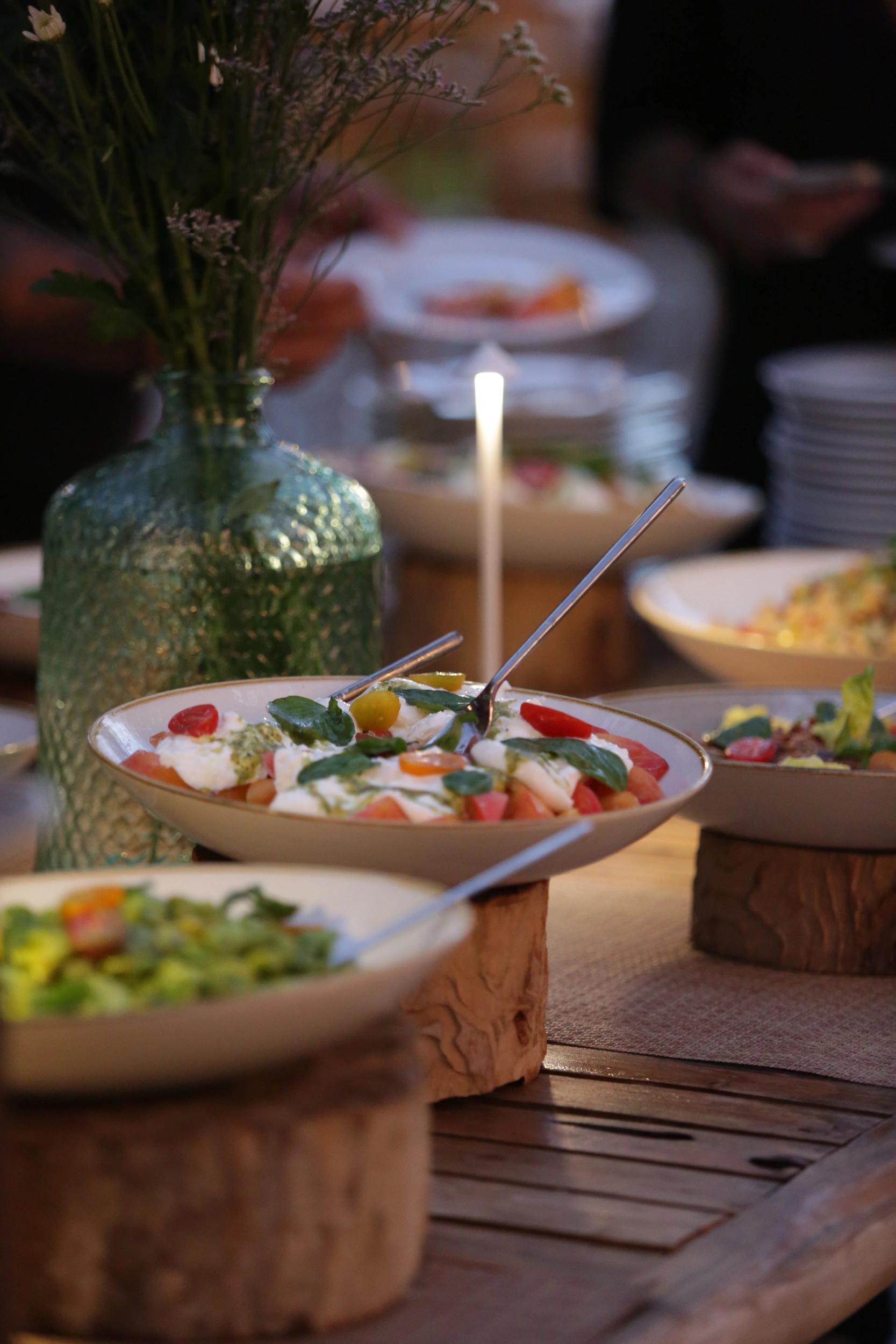 Buffet de plats méditerranéeens au restaurant de l'hôtel 4 étoiles San Lucianu 
