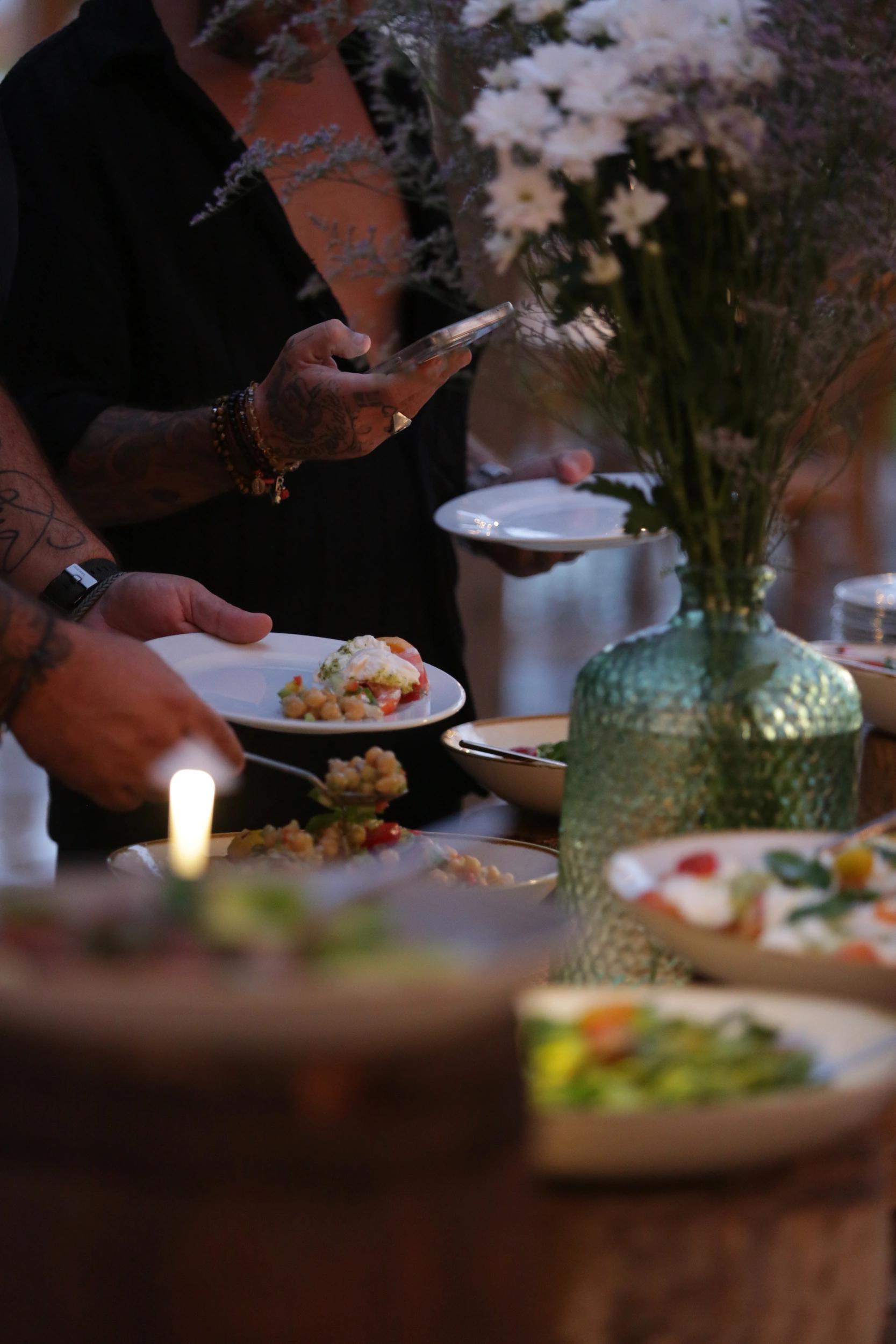 Ambiance conviviale autour d'un dîner au restaurant de l'hôtel San Lucianu 