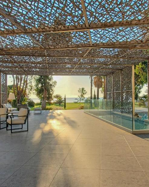 Terrasse à l'ombre avec vue sur la mer à l'hôtel San Lucianu à Moriani plage  