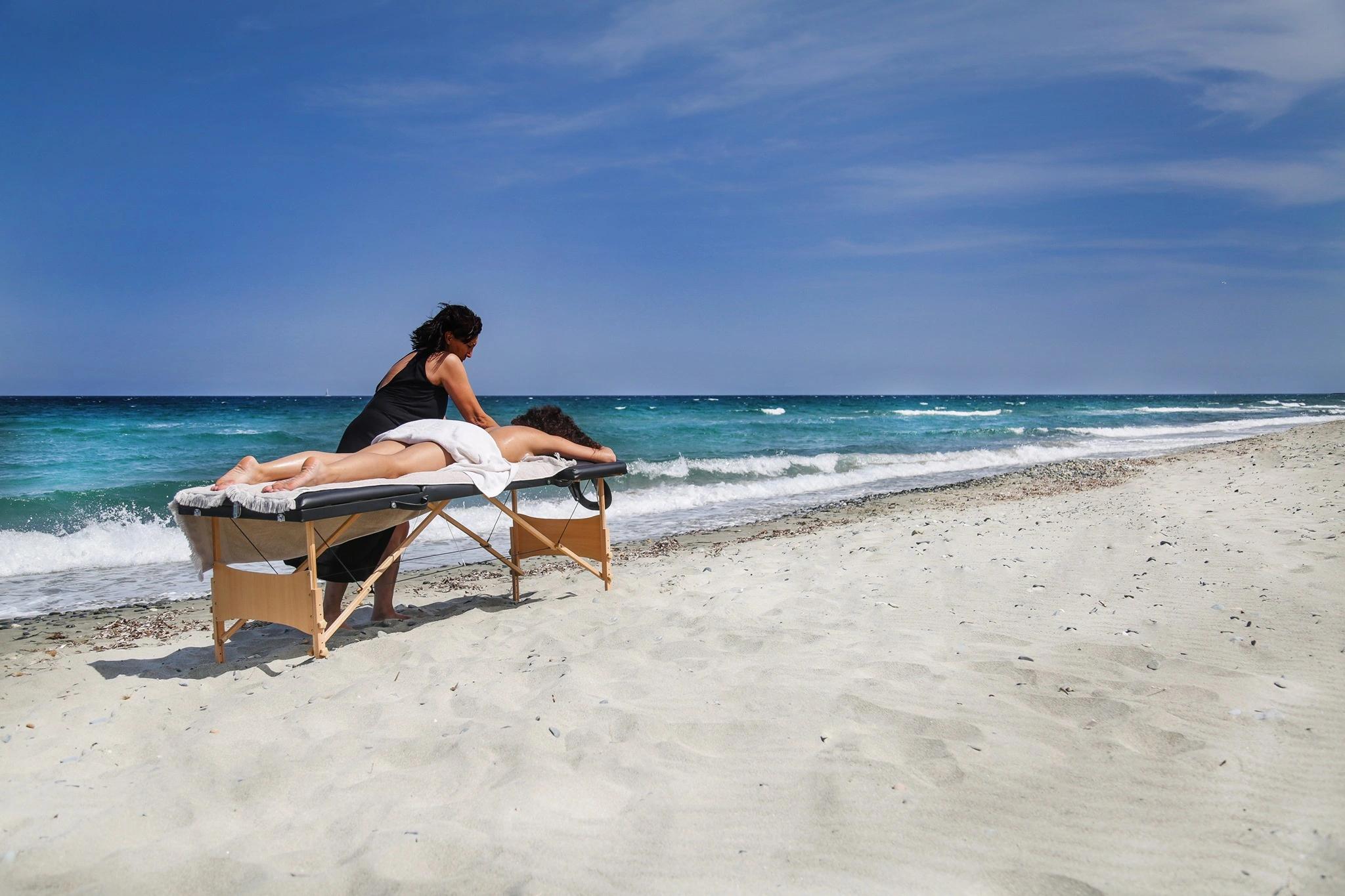 Massage en plein air sur la plage de l'hôtel en bord de mer San Lucianu en Haute-Corse