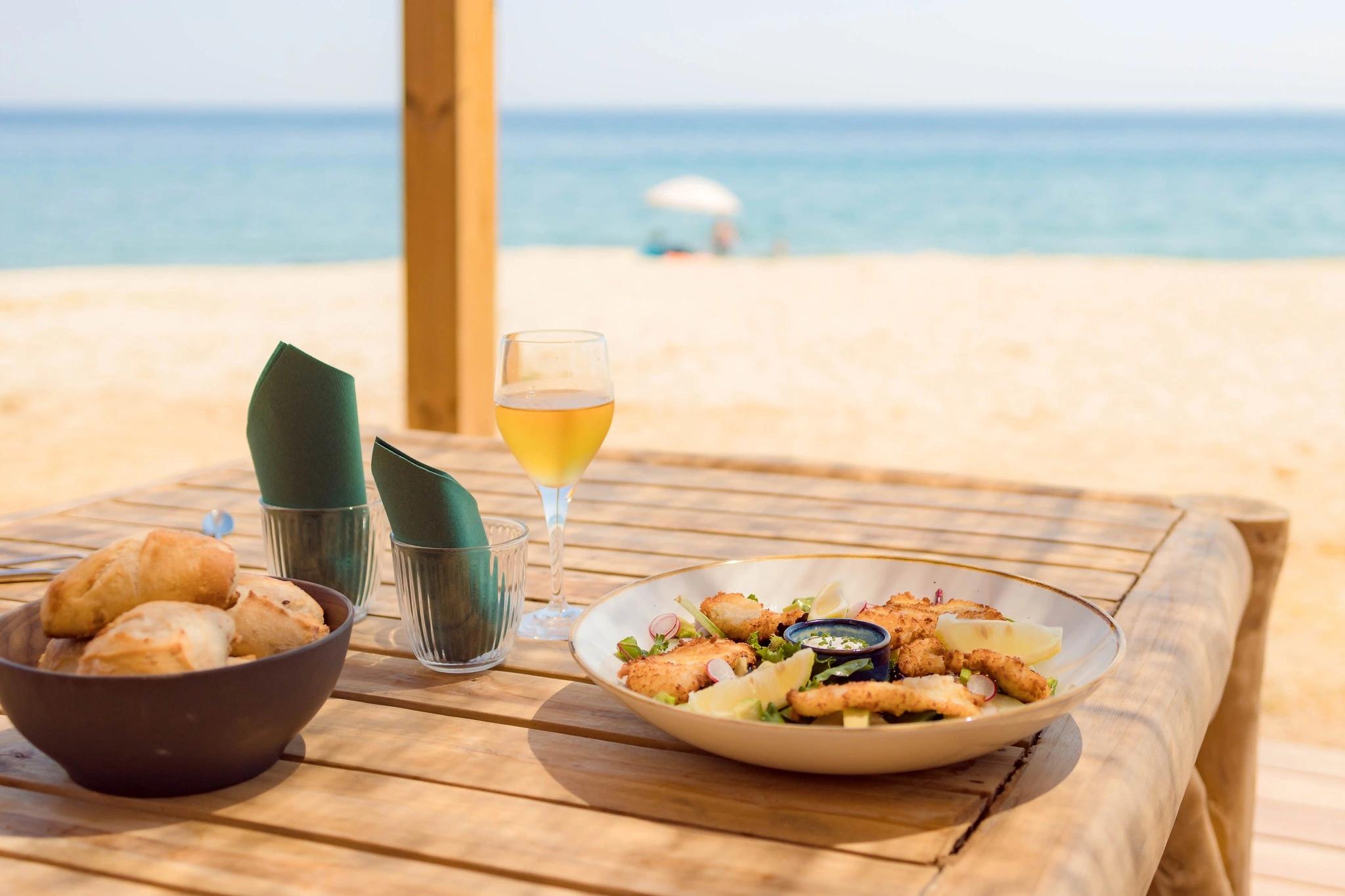 Déjeuner en bord de mer à l'hôtel  San Lucianu à Moriani plage 