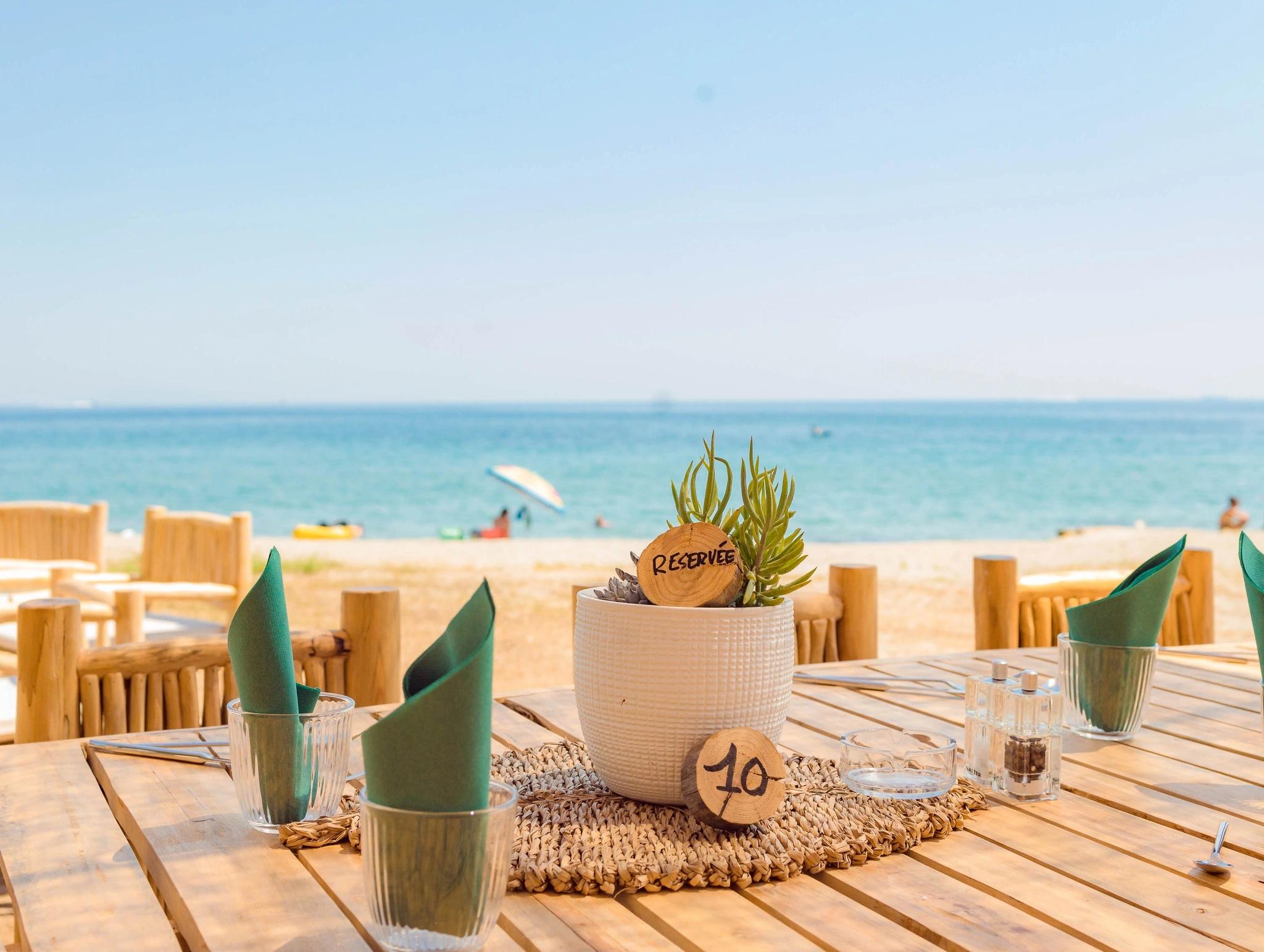 Déjeuner en bord de mer à la paillote de l'hôtel 3 étoiles San Lucianu 
