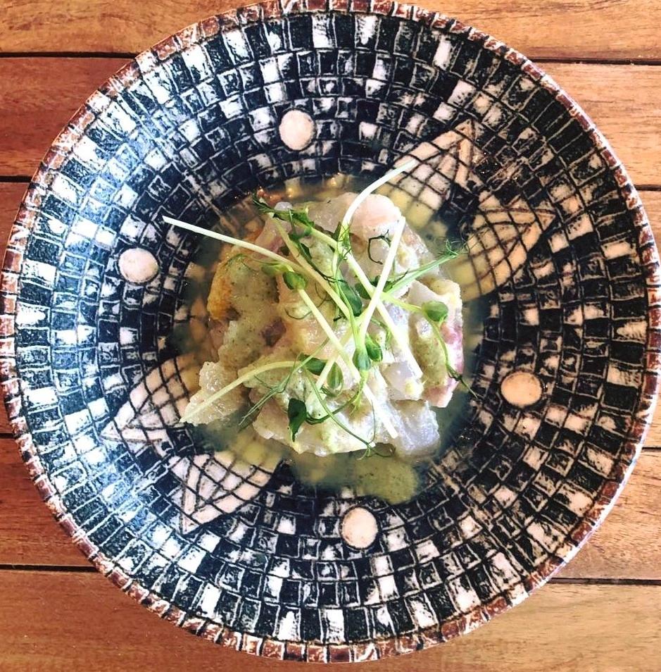 Entrée de poisson cru et herbes fraîches au restaurant A Muredda de l'hôtel San Lucianu 
