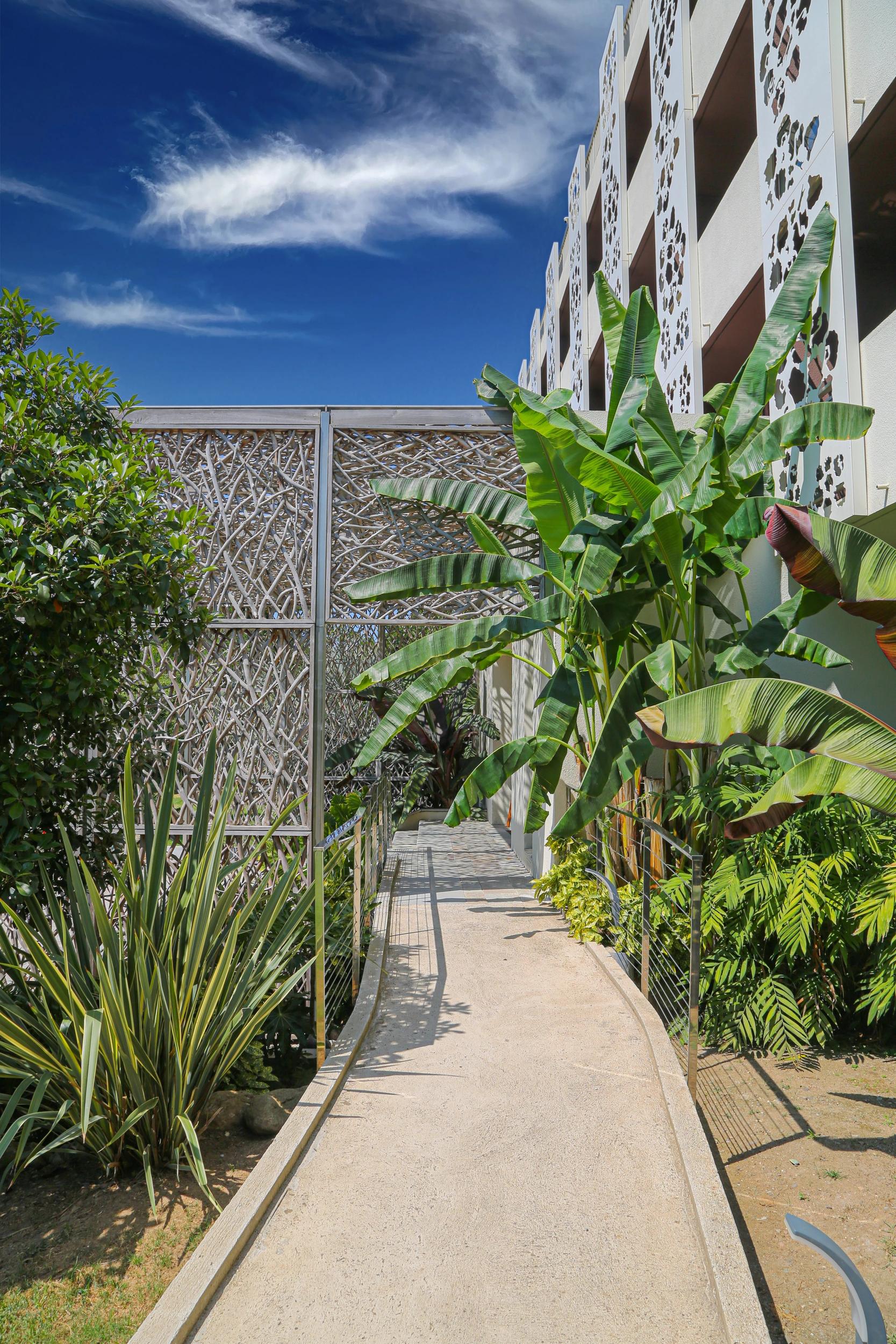 Jardin autour de l'hôtel en bord de mer de San Lucianu à Moriani plage en Haute-Corse