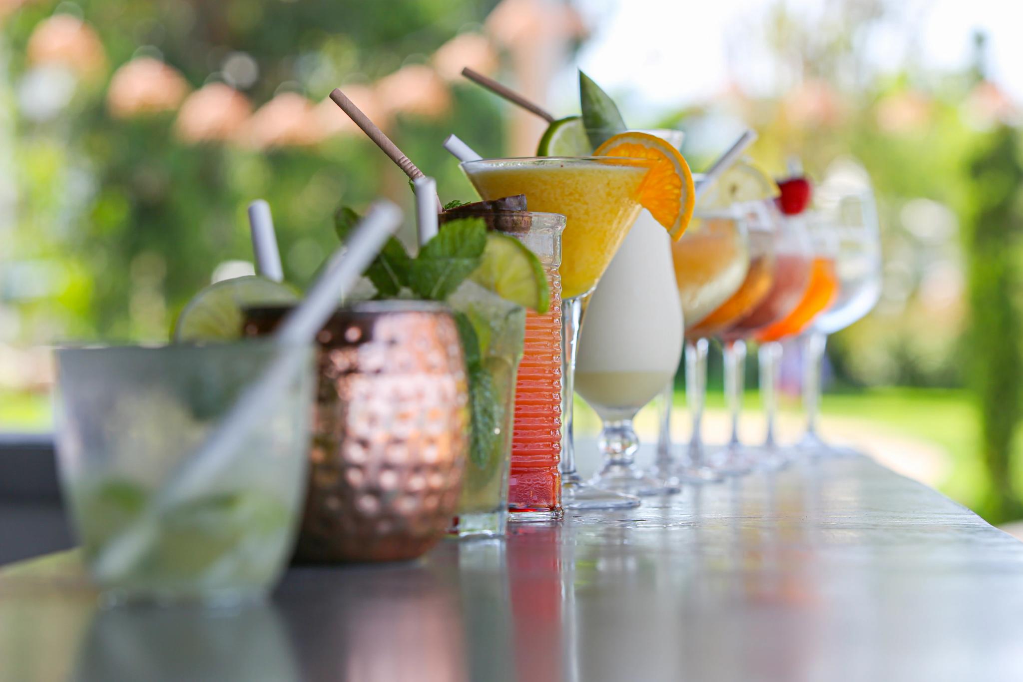 Cocktails colorés servis au bar du beach club de l'hôtel San Lucianu à Moriani plage
