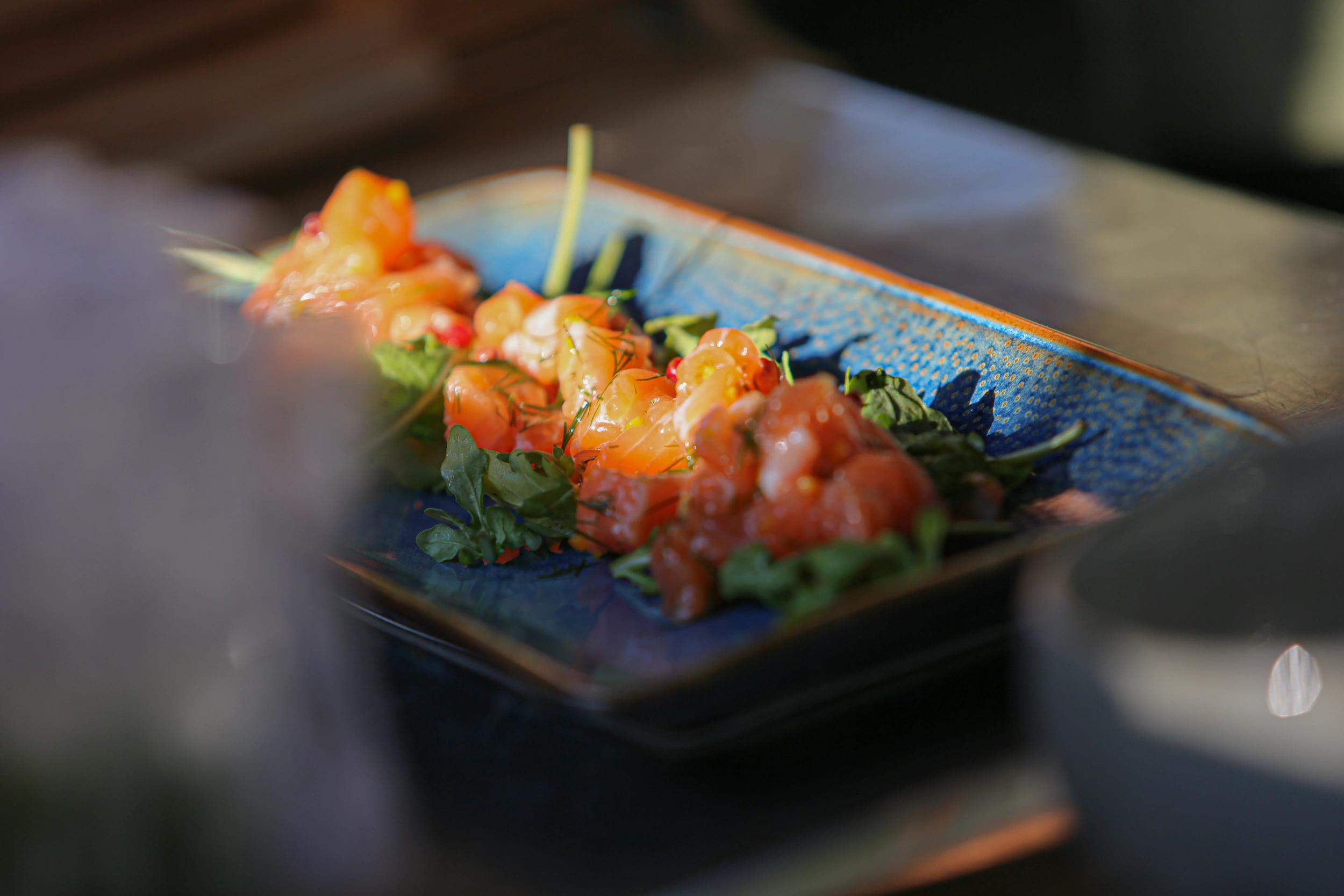 Assiette de tartara de saumons et légumes frais du restaurant de l'hôtel San Lucianu 