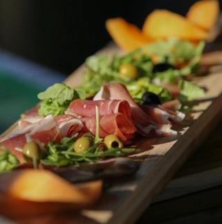 Assiette de charcuterie corse et fromages locaux du restaurant A Muredda à l'hôtel San Lucianu 