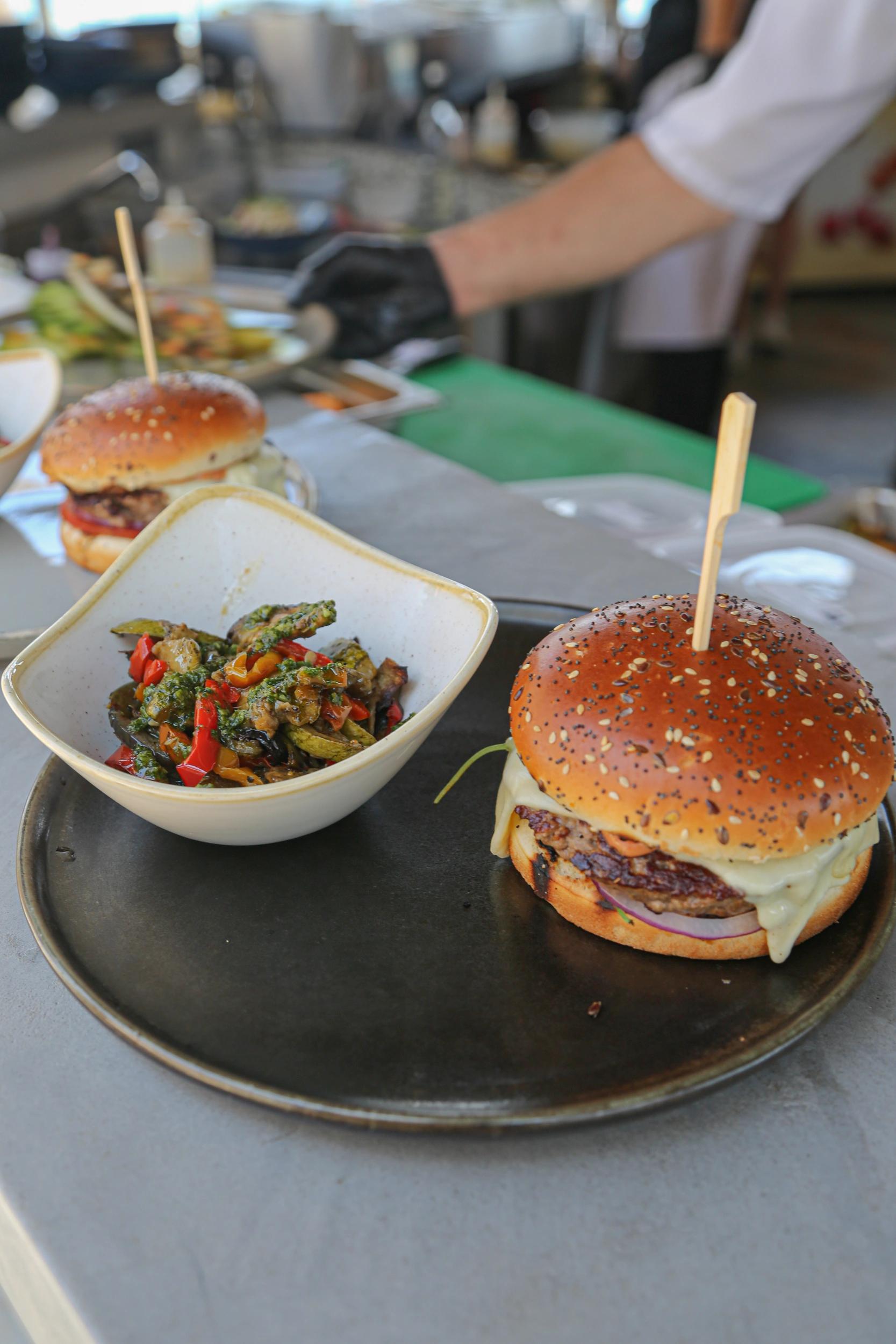 Burgers servis à l'hôtel San Lucianu à Moriani plage en Haute Corse 