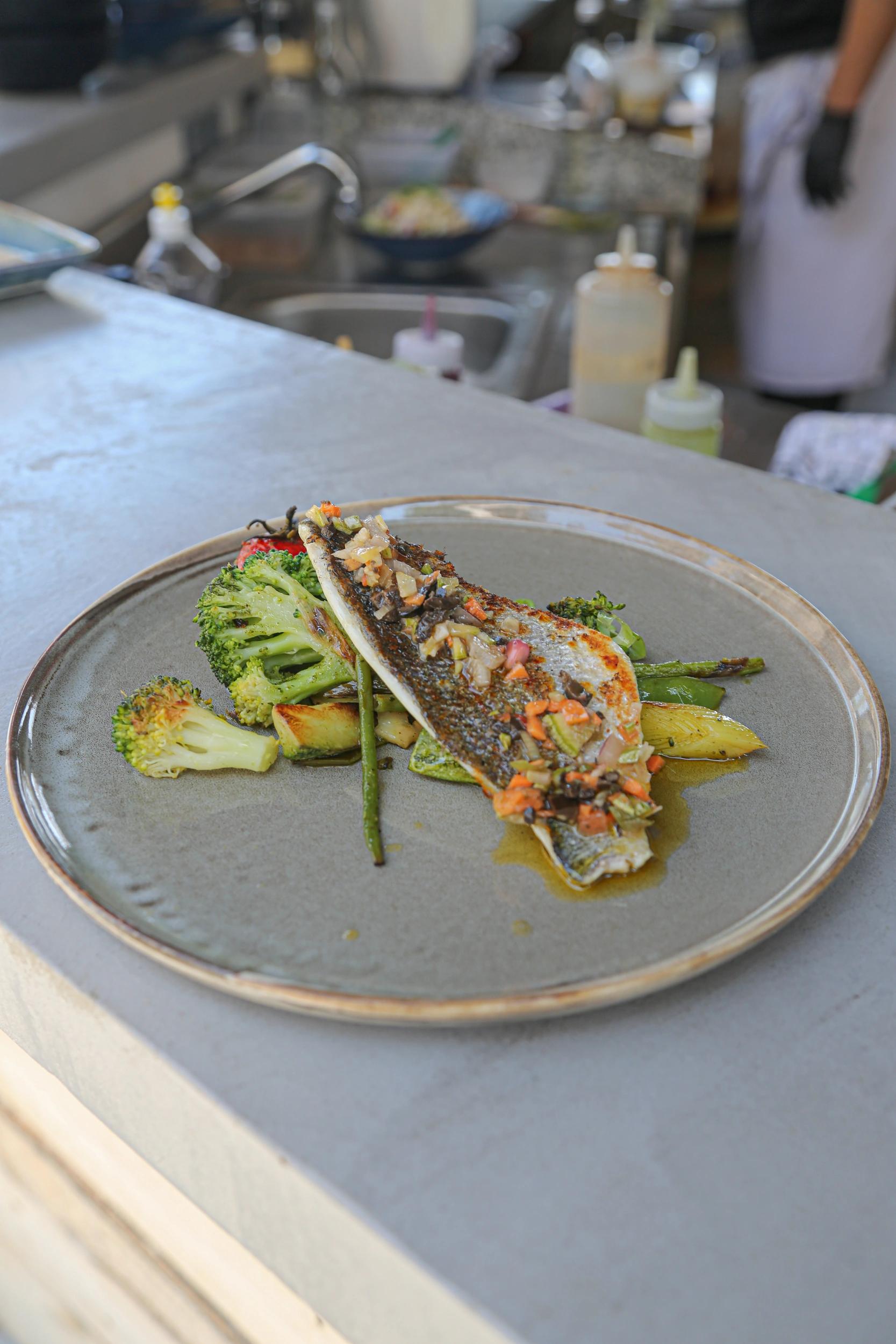 Plat de poisson grillé et légumes du restaurant de l'hôtel San Lucianu à Moriani plage