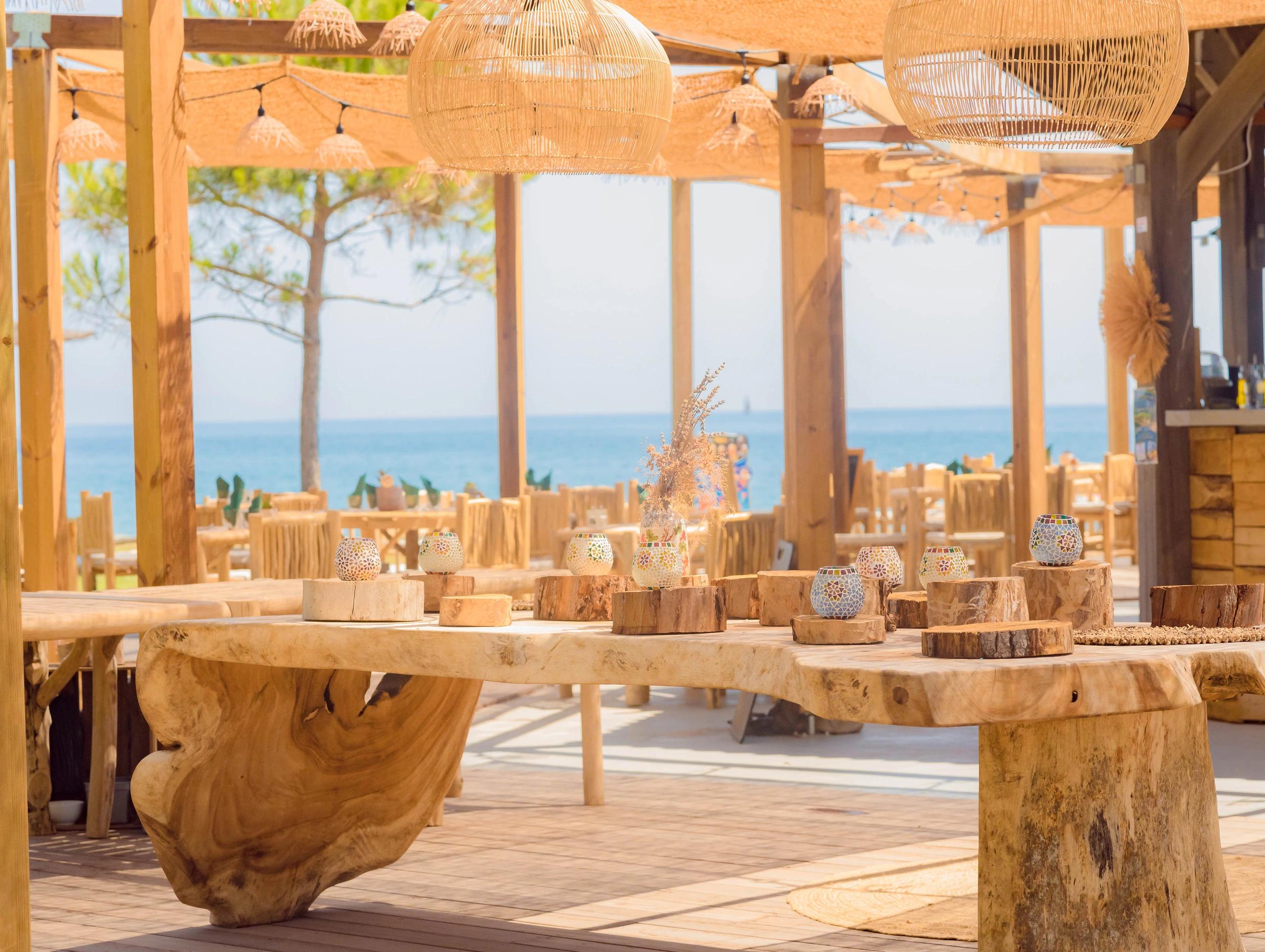Salle du beach bar de la paillote de l'hôtel en bord de mer San Lucianu avec restaurant vue mer
