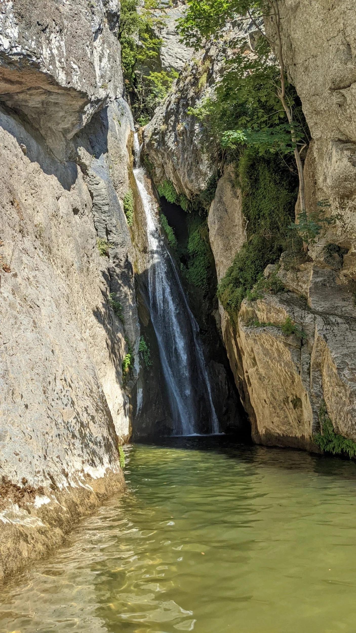 Cascade dans les montagnes de Haute-Corse lors d'une randonnée au départ de l'hôtel San Lucianu 