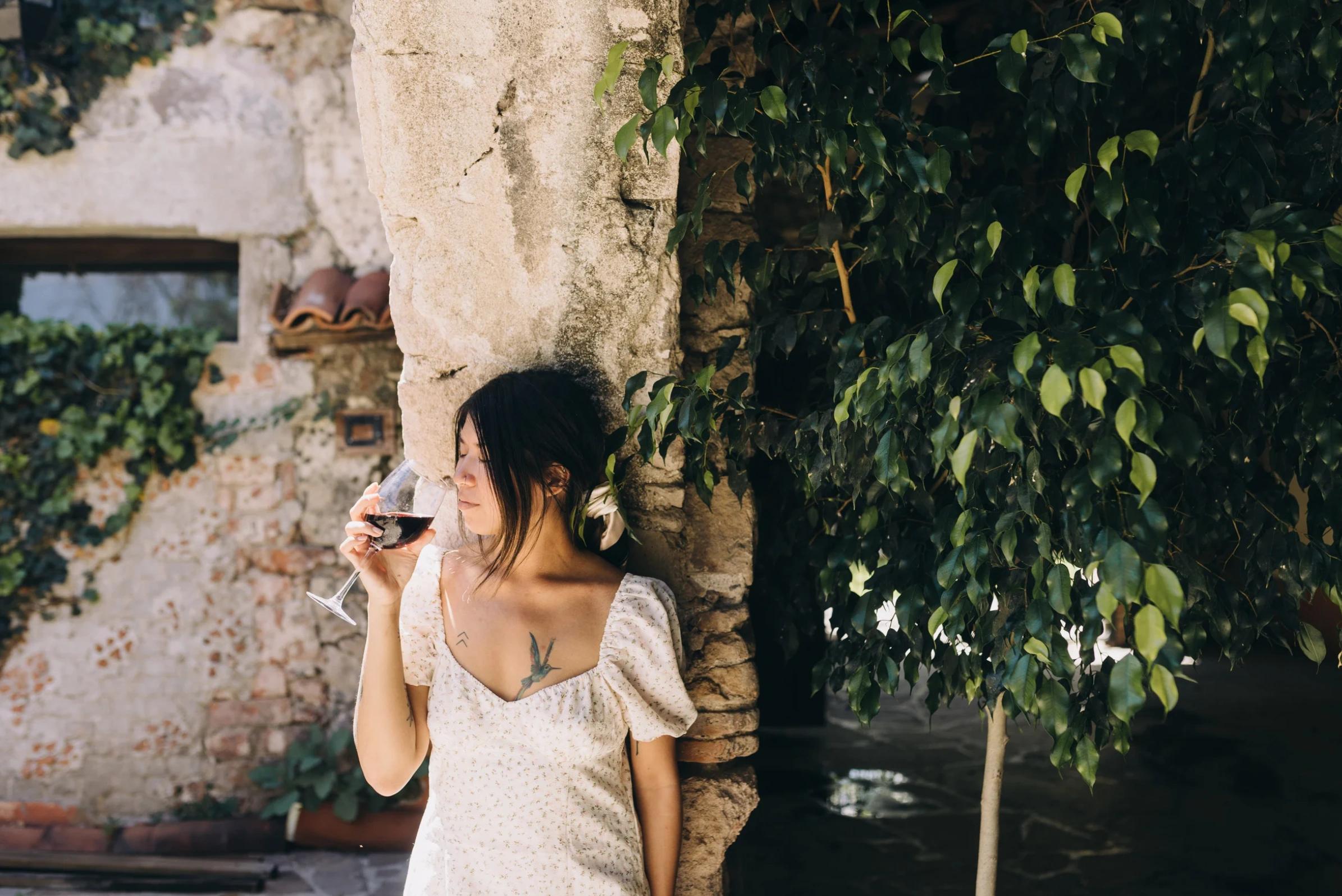 Femme qui profite pause gourmande dans un village corse proche de l'hôtel San Lucianu 