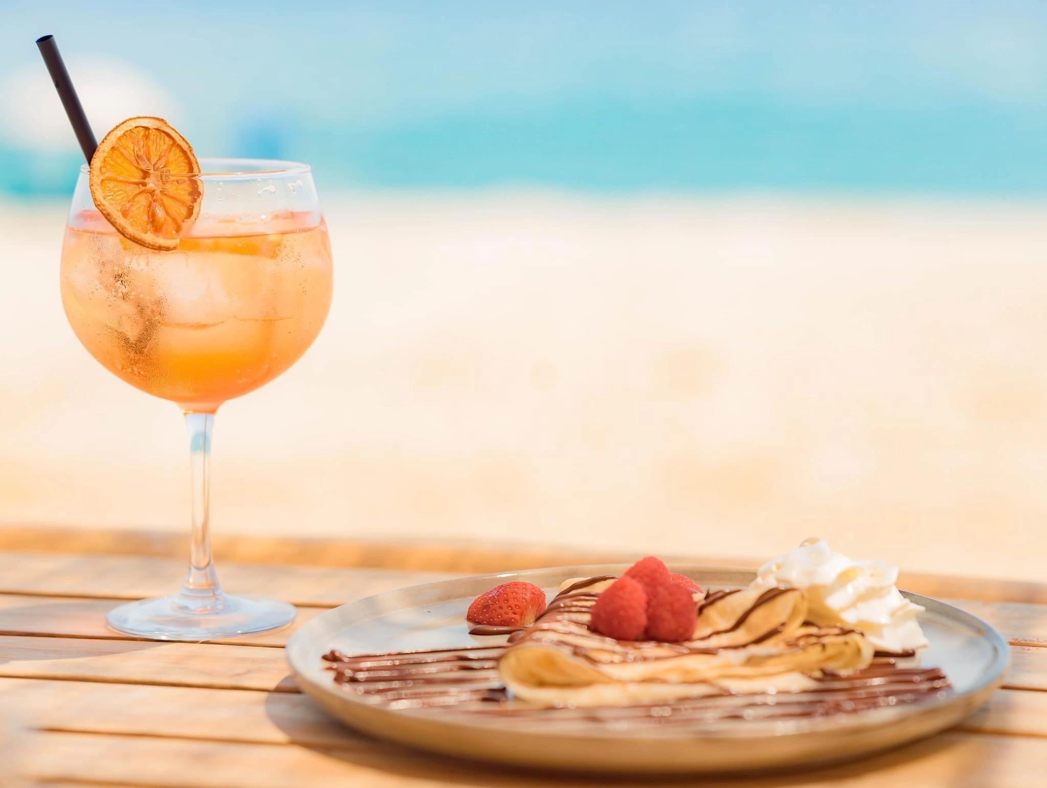 Cocktail et fruits frais servis à la paillotte de l'hôtel San Lucianu en Haute-Corse