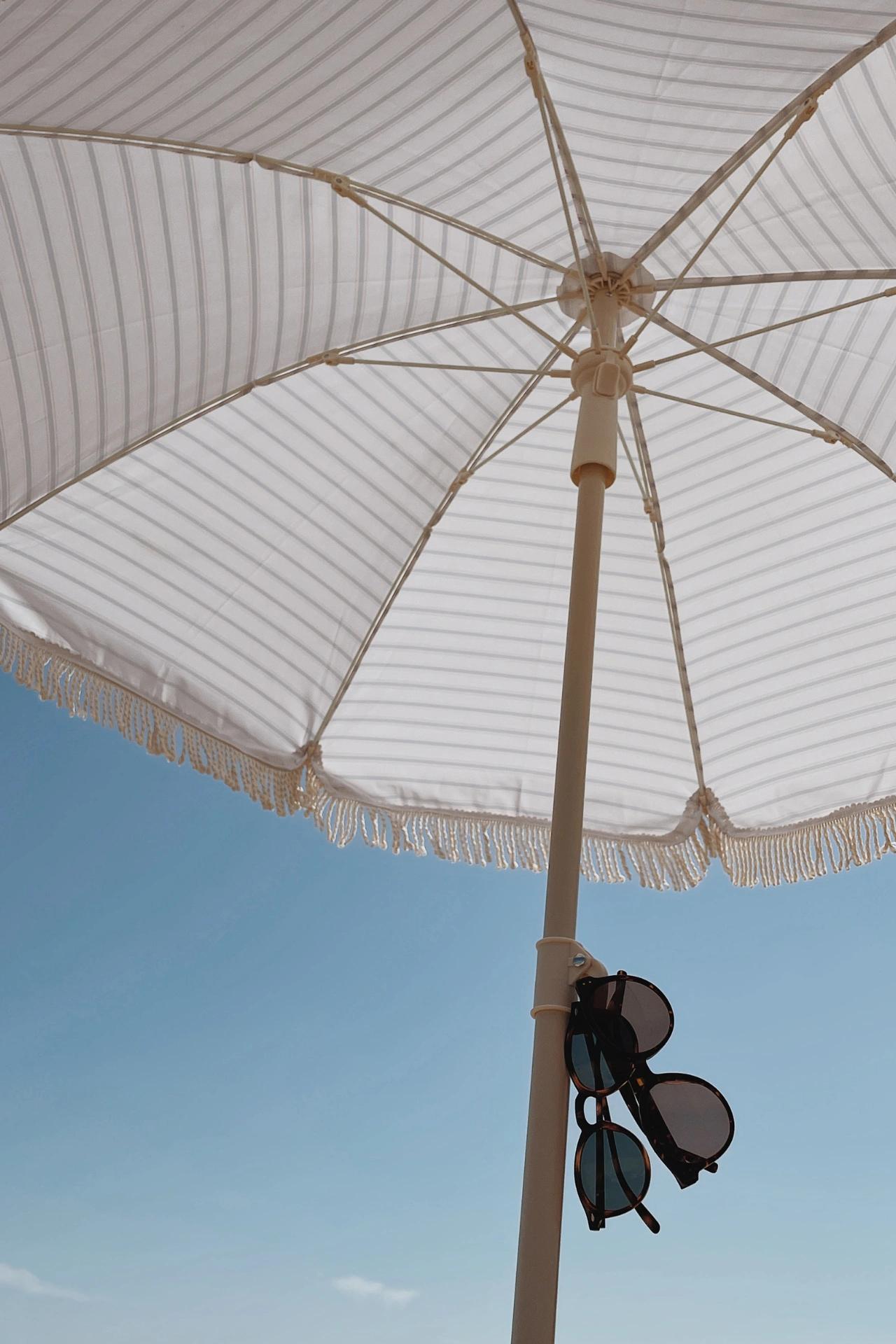 Parasol sur le littoral de Moriani près de l'hôtel San Lucianu en Haute-Corse 