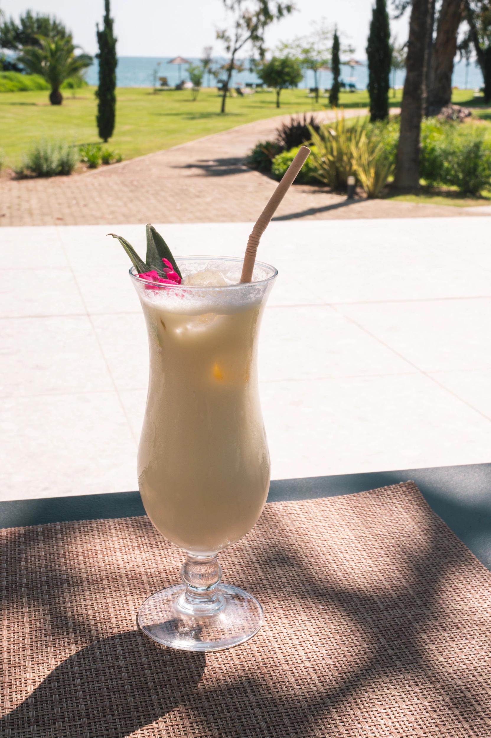 Cocktail exotique à la paillotte de l'hôtel San Lucianu avec bar en bord de mer en Haute-Corse