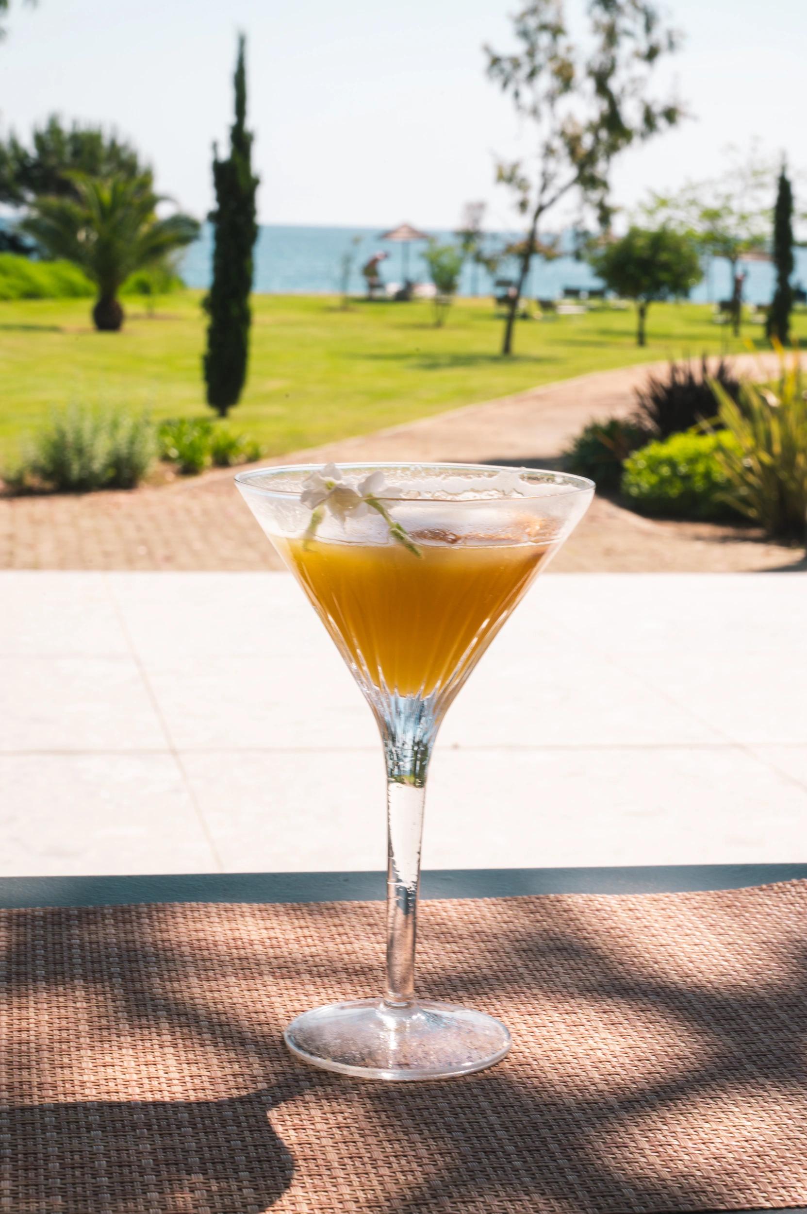 Cocktail rafraîchissant servi en terrasse à la paillotte de l'hôtel San Lucianu à Moriani plage