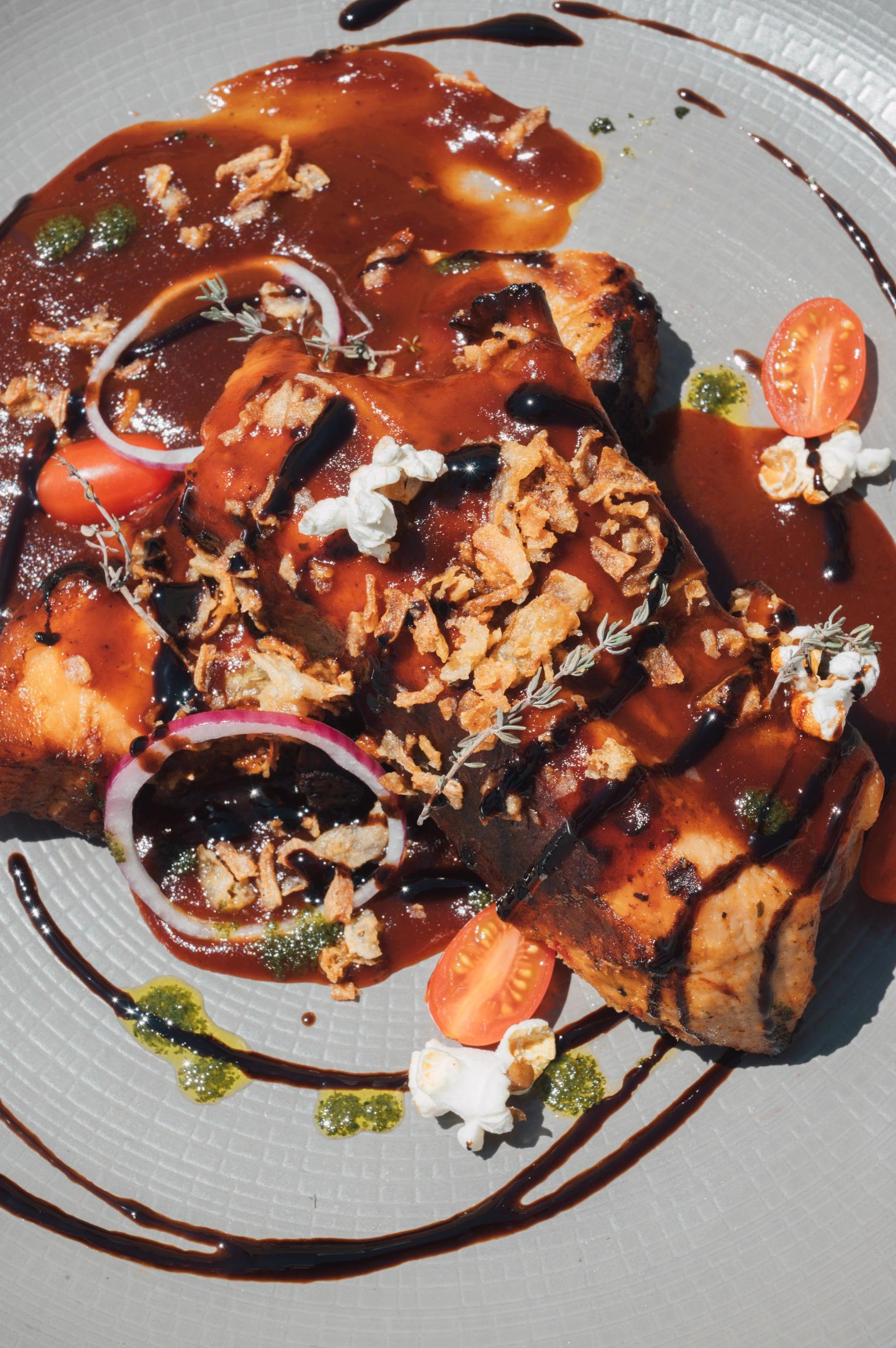 Plat de poisson grillé et légumes méditerranéens au restaurant A Muredda de l'hôtel 3 étoiles San Lucianu 
