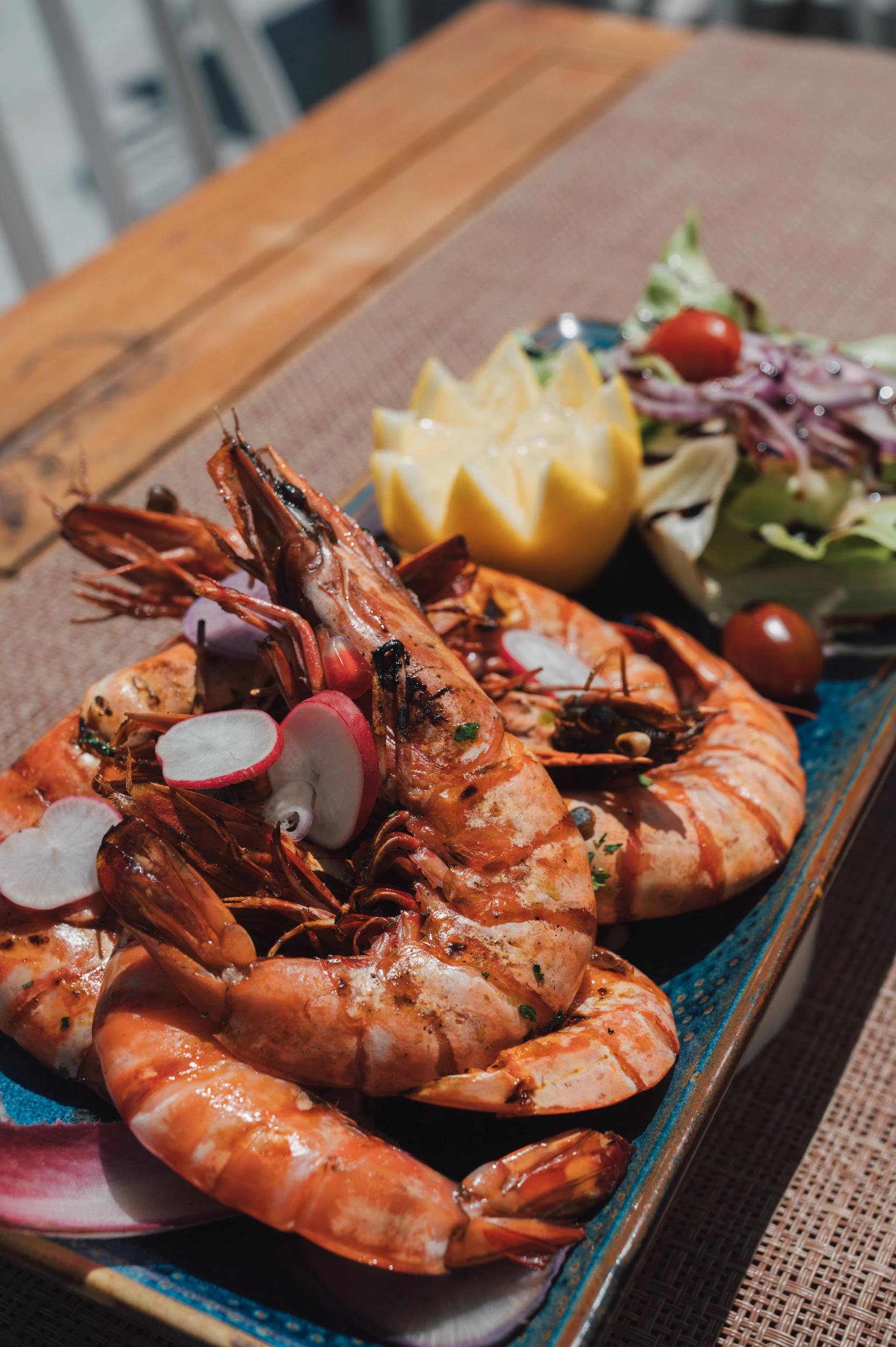 Assiette de gambas grillés et fruits de mer au restaurant A Muredda de l'hôtel San Lucianu