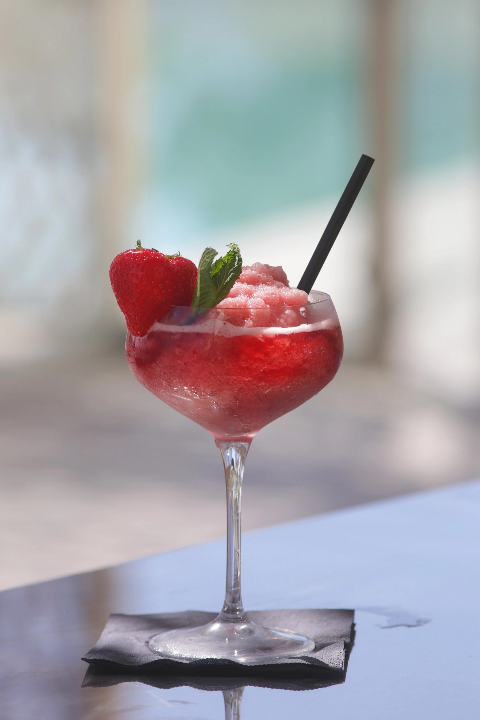Cocktail fruité servi au bar de la paillote de l'hôtel San Lucianu 