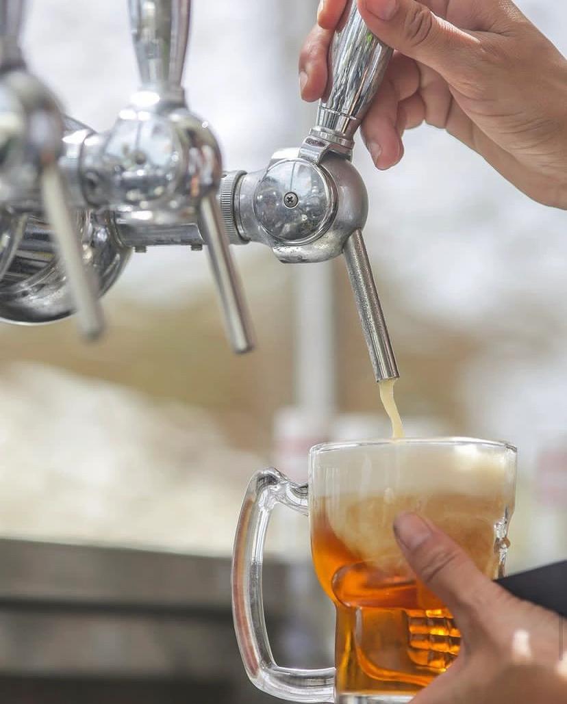 Café coulant d'une machine au bar de l'hôtel San Lucianu à Moriani plage 