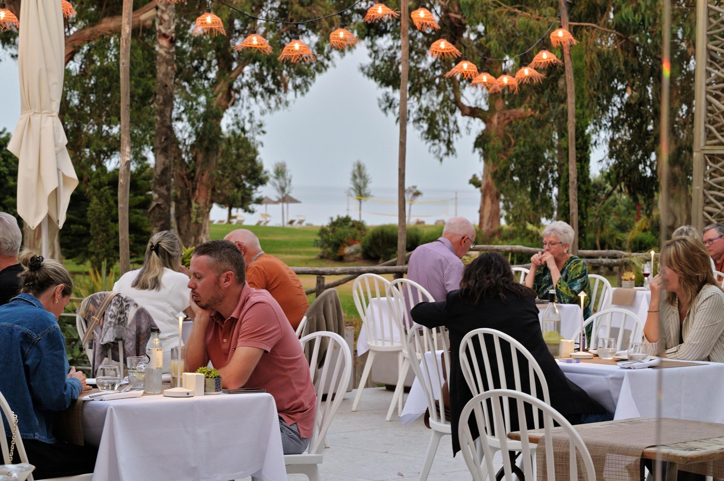 Dîner en terrasse sous les lumières du restaurant A Muredda à l'hôtel San Lucianu 