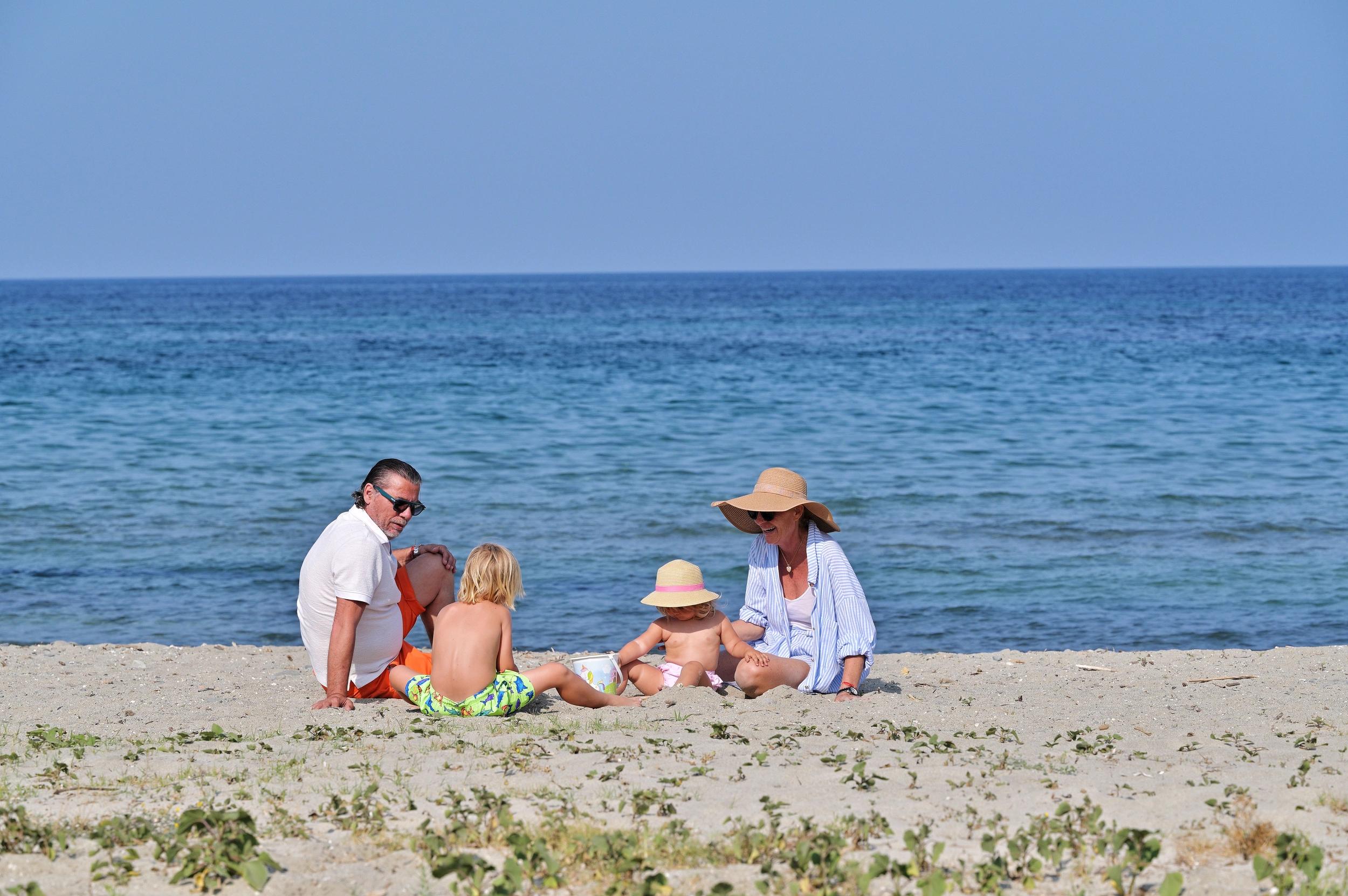 Familles se relaxant sur la plage de l'hôtel San Lucianu à Moriani plage en Haute-Corse
