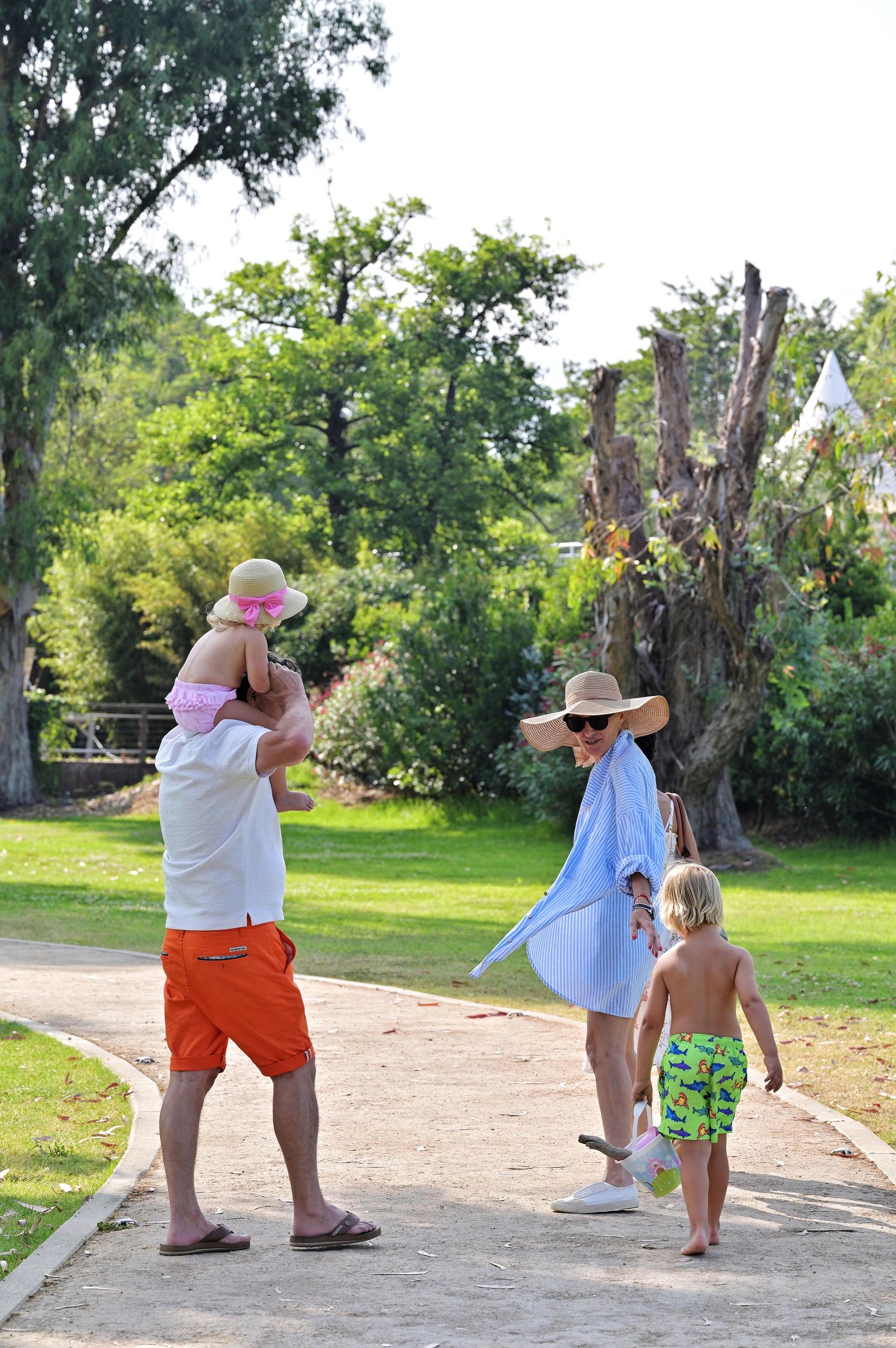 Activités familiales dans le parc de l'hôtel 3 étoiles San Lucianu à Moriani plage 