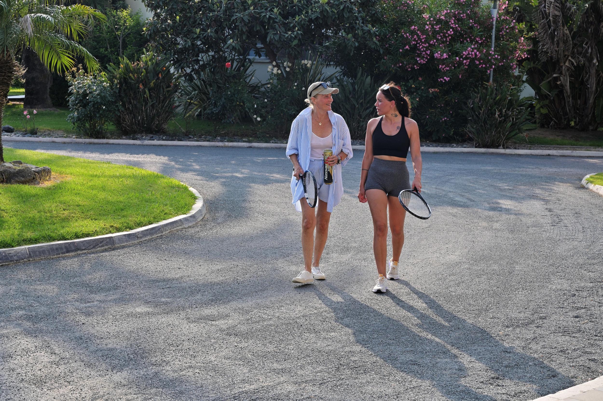Promenade dans les jardins de l'hôtel 3 étoiles San Lucianu à Moriani plage