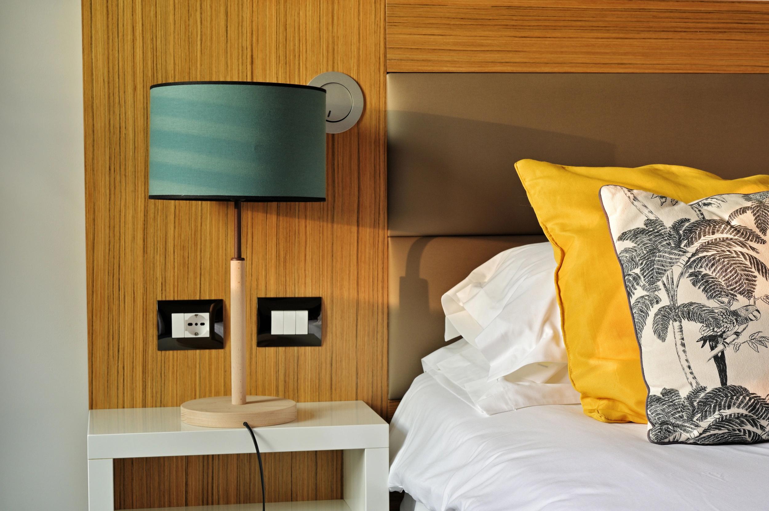 Détail d'une chambre moderne à l'hôtel 3 étoiles San Lucianu