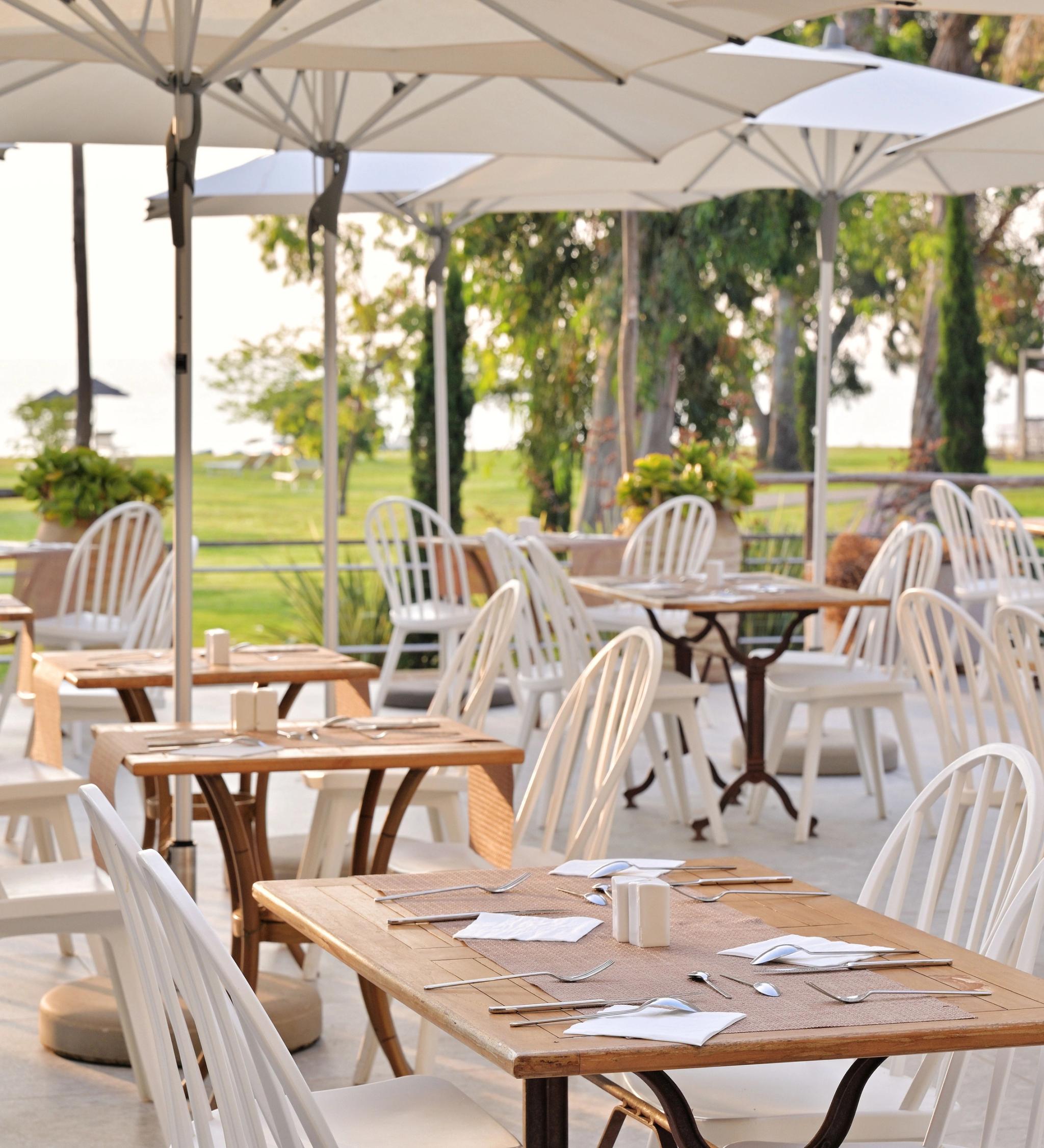 Salle extérieure du restaurant A Muredda à l'hôtel 4 étoiles San Lucianu 