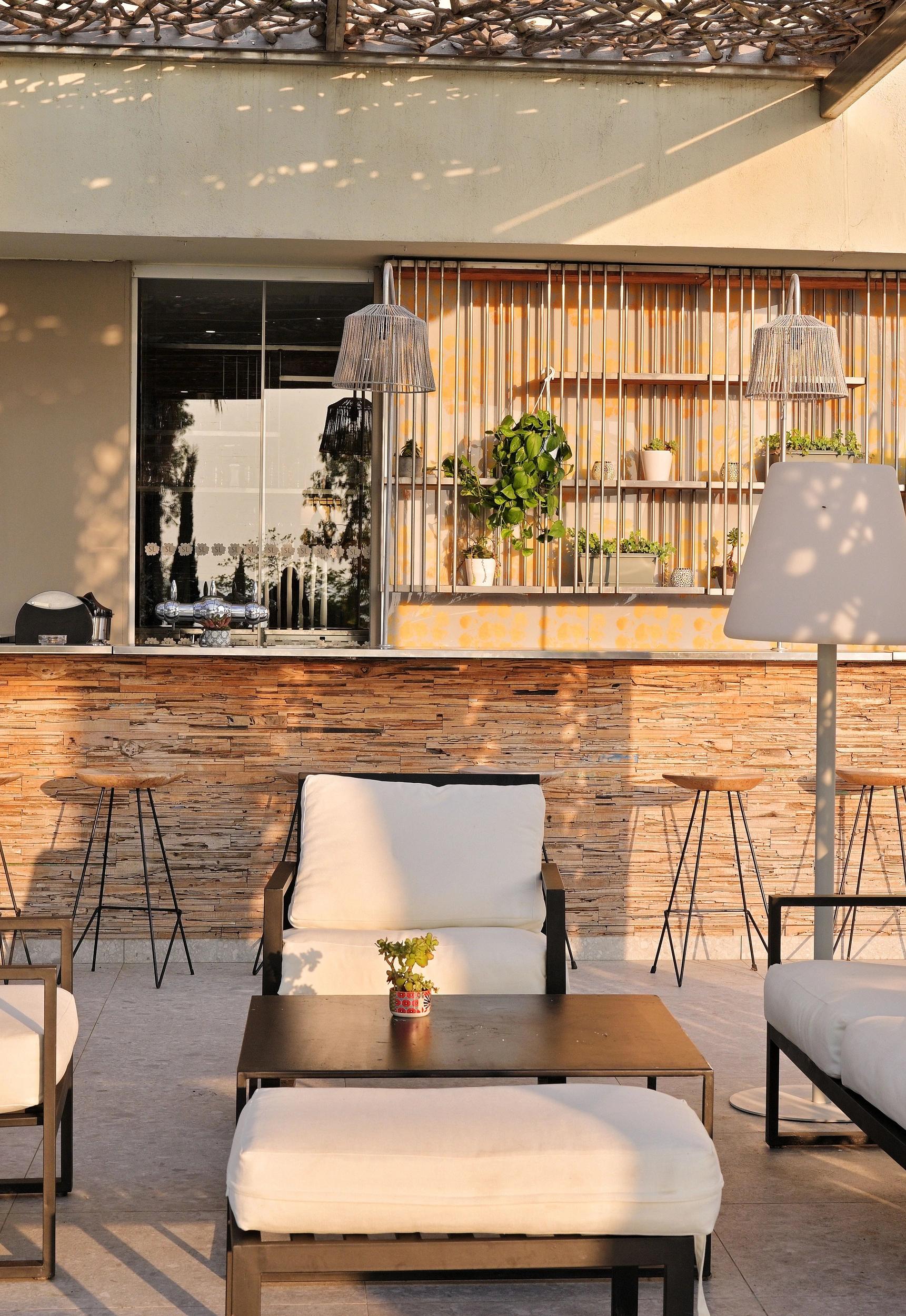 Bar en pierre du restaurant A Muredda à l'hôtel en bord de mer San Lucianu 