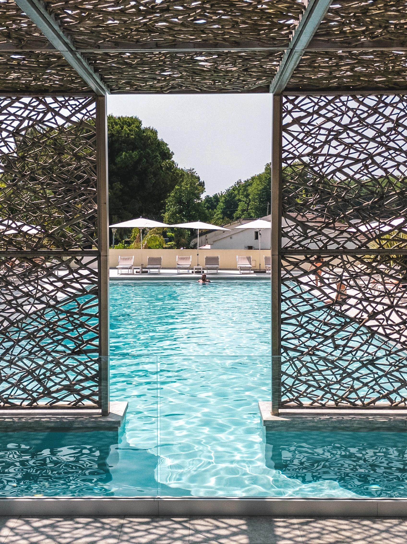 Piscine extérieure de l'hôtel San Lucianu à Moriani plage en Haute-Corse