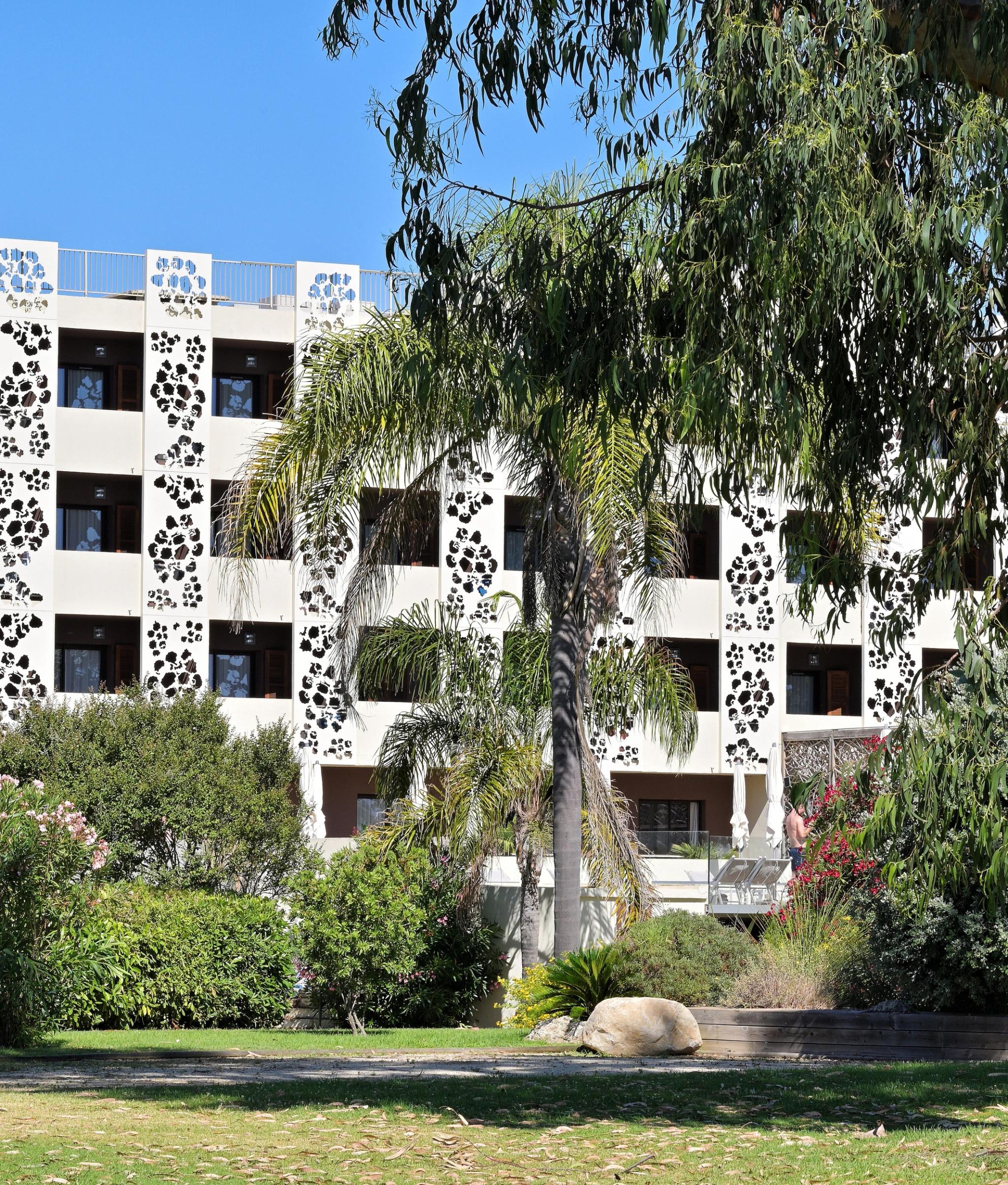Façade de l'hôtel San Lucianu à Moriani plage en Haute-Corse entouré d'arbes et de verdures