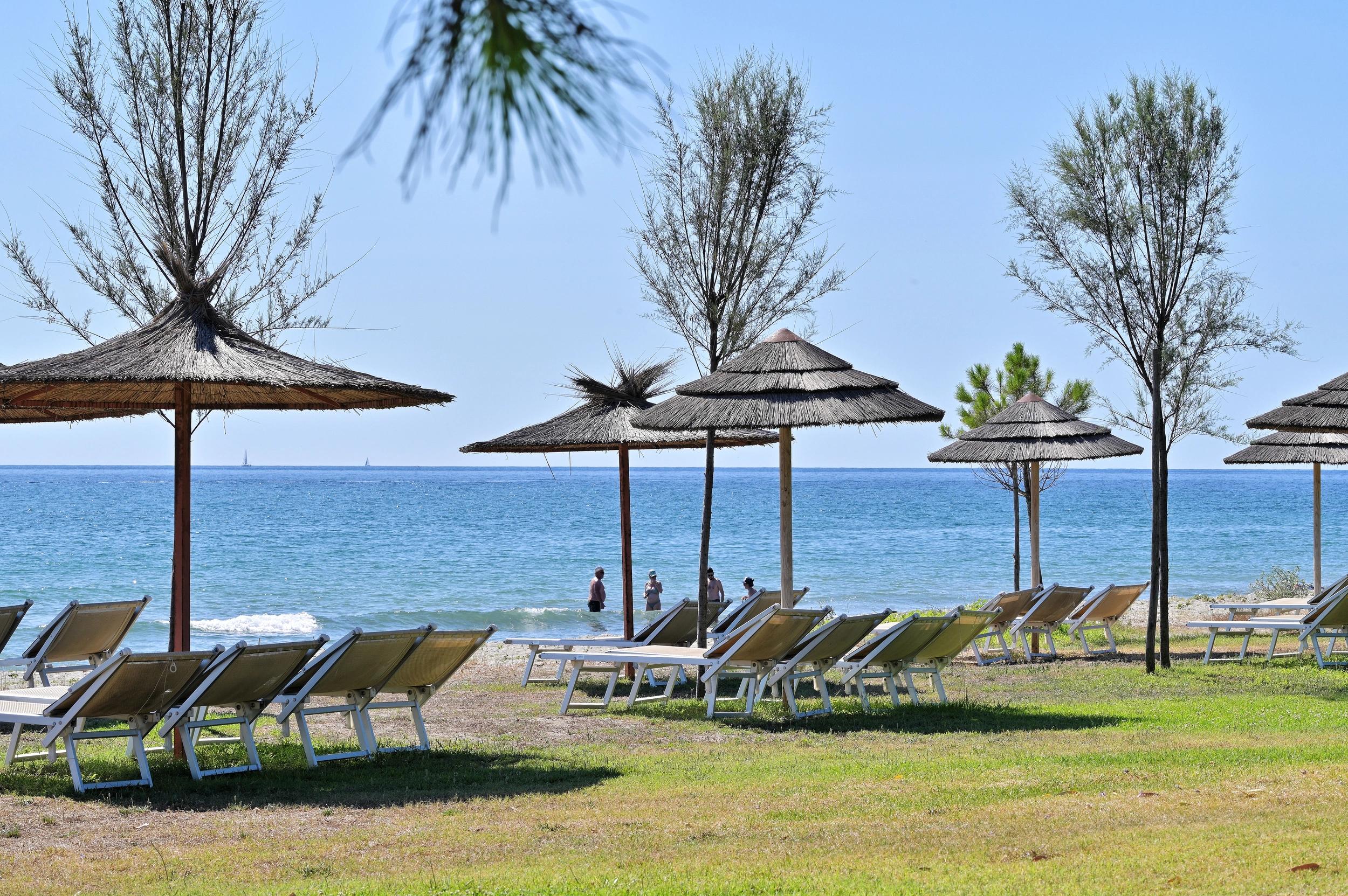 Transats et parasols installés sur la plage de l'hôtel San Lucianu à Moriani plage 