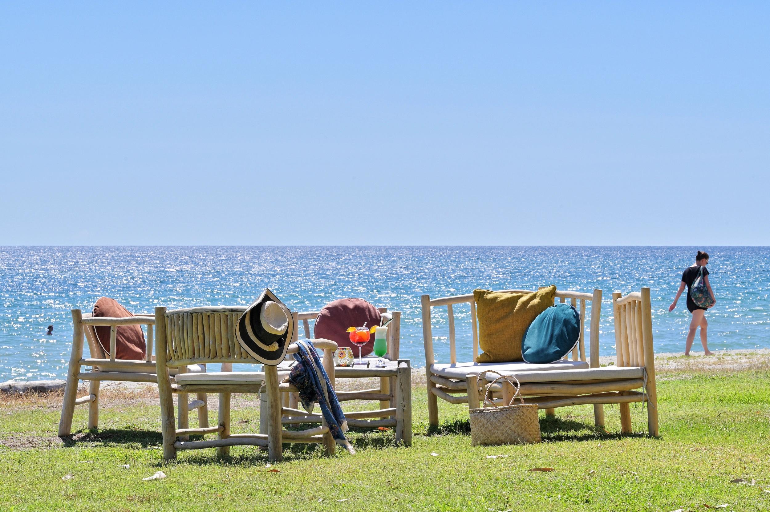 Espace détente avec fauteils face à la mer à l'hôtel 3 étoiles San Lucianu à Moriani plage