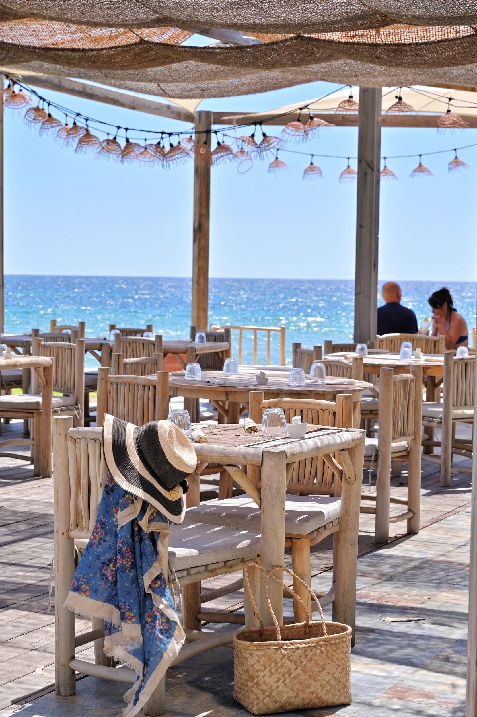 Terrasse du beach bar de la paillote de l'hôtel San Lucianu à Moriani plage
