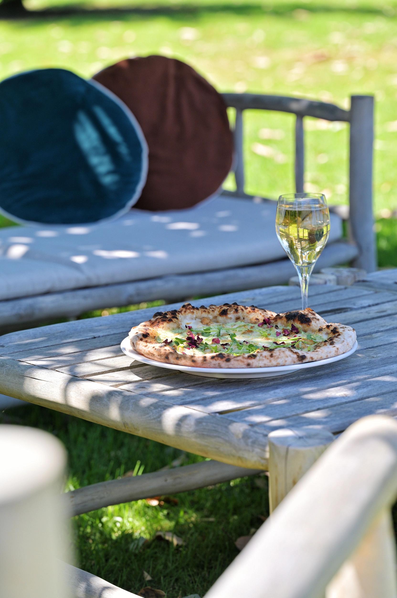 Pizza et verre de vin servis à la paillotte de l'hôtel San Lucianu à Moriani plage 
