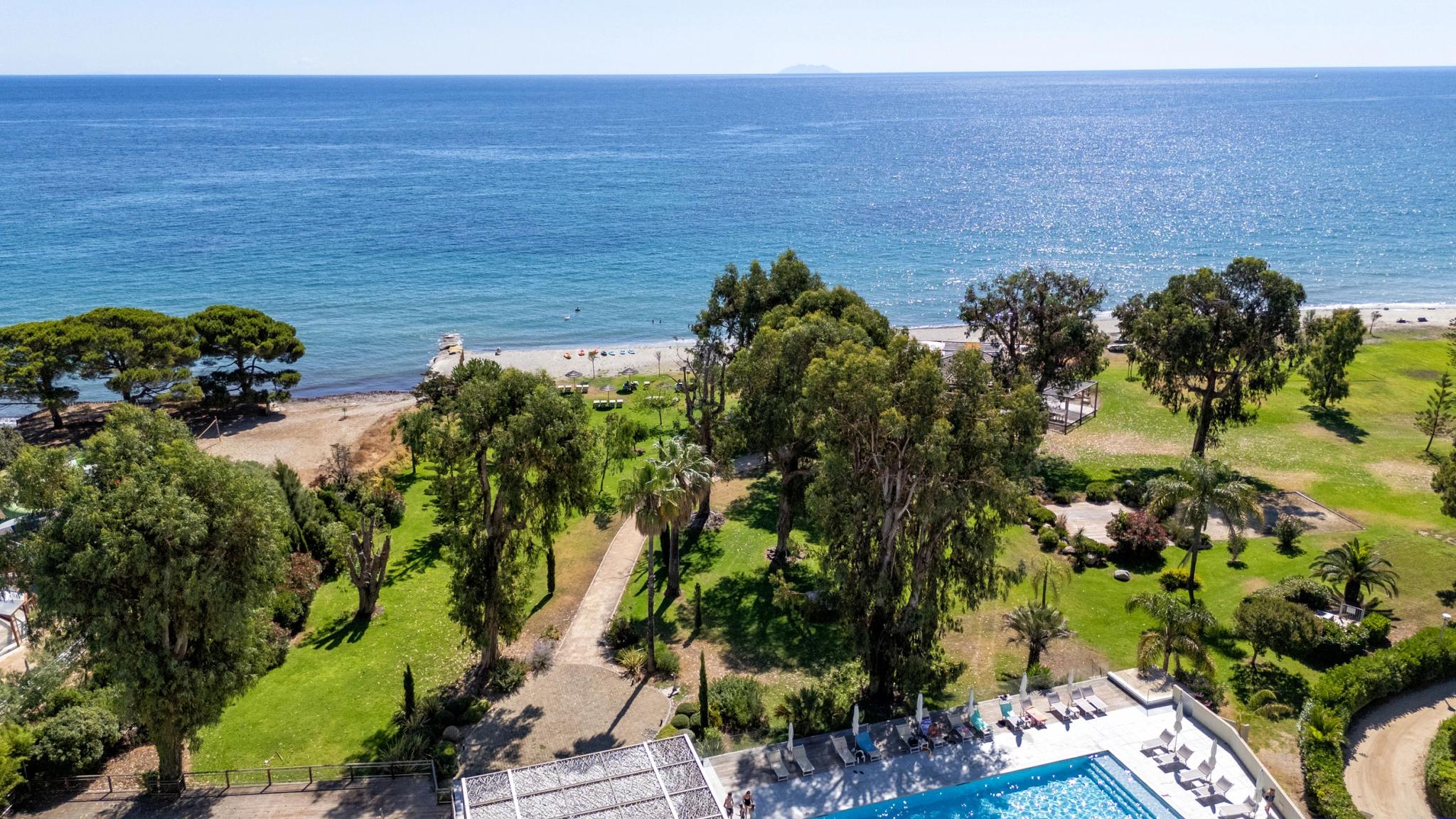 Vue aérienne de l'hôtel San Lucianu en bord de mer en Haute-Corse