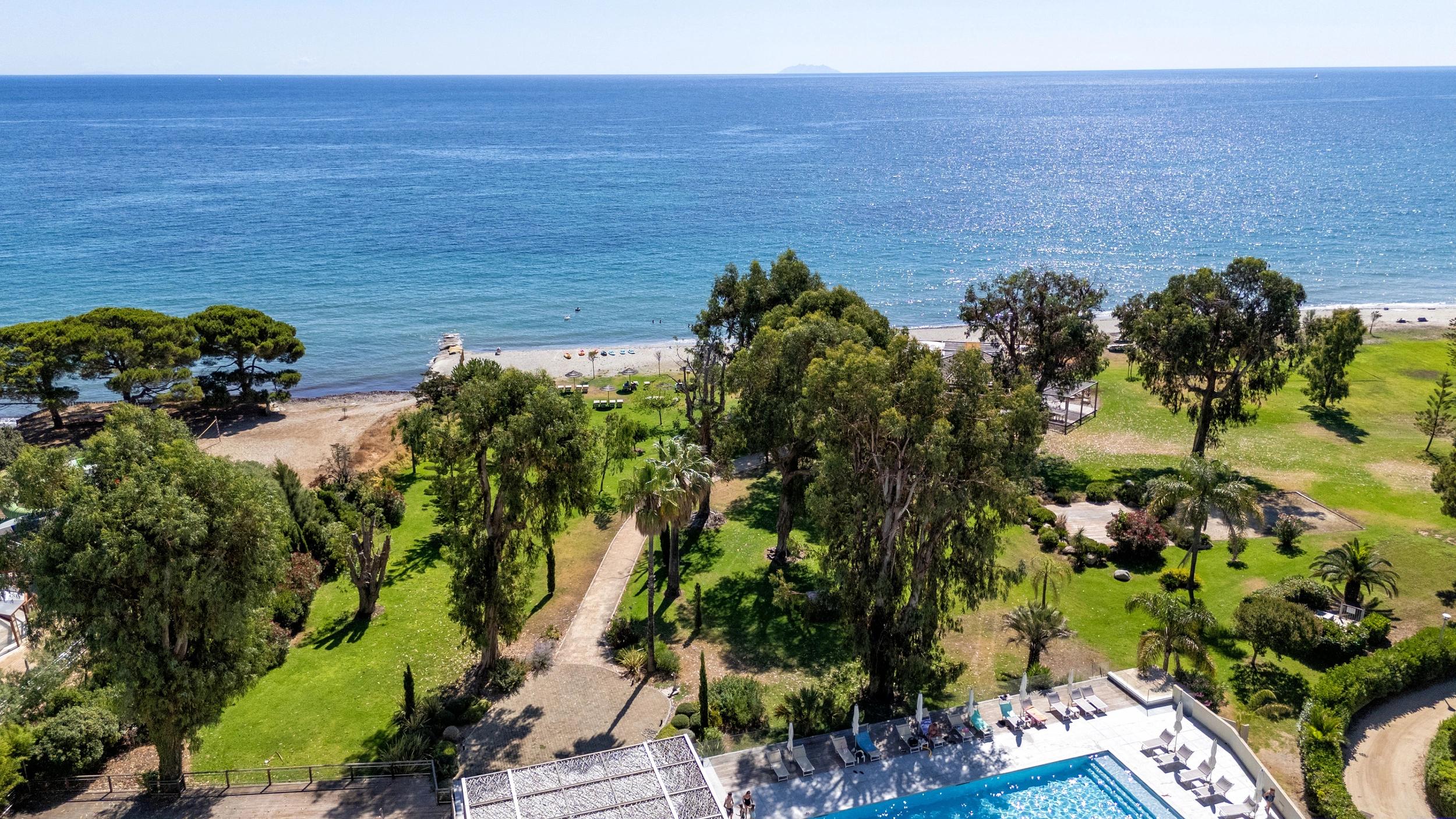 Vue aérienne de l'hôtel San Lucianu en bord de mer en Haute-Corse