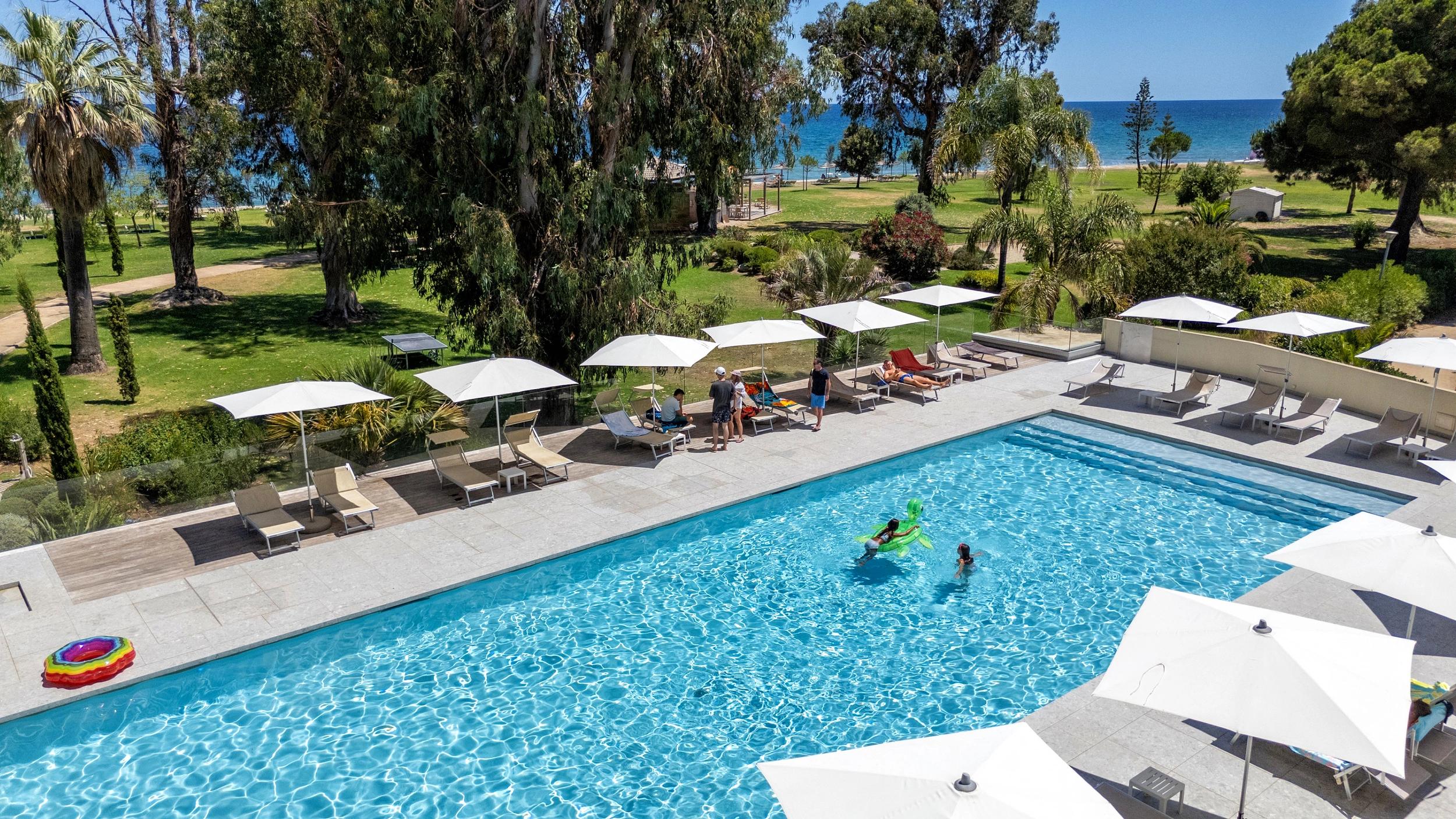 Piscine extérieure de l'hôtel en bord de mer San Lucianu à Moriani