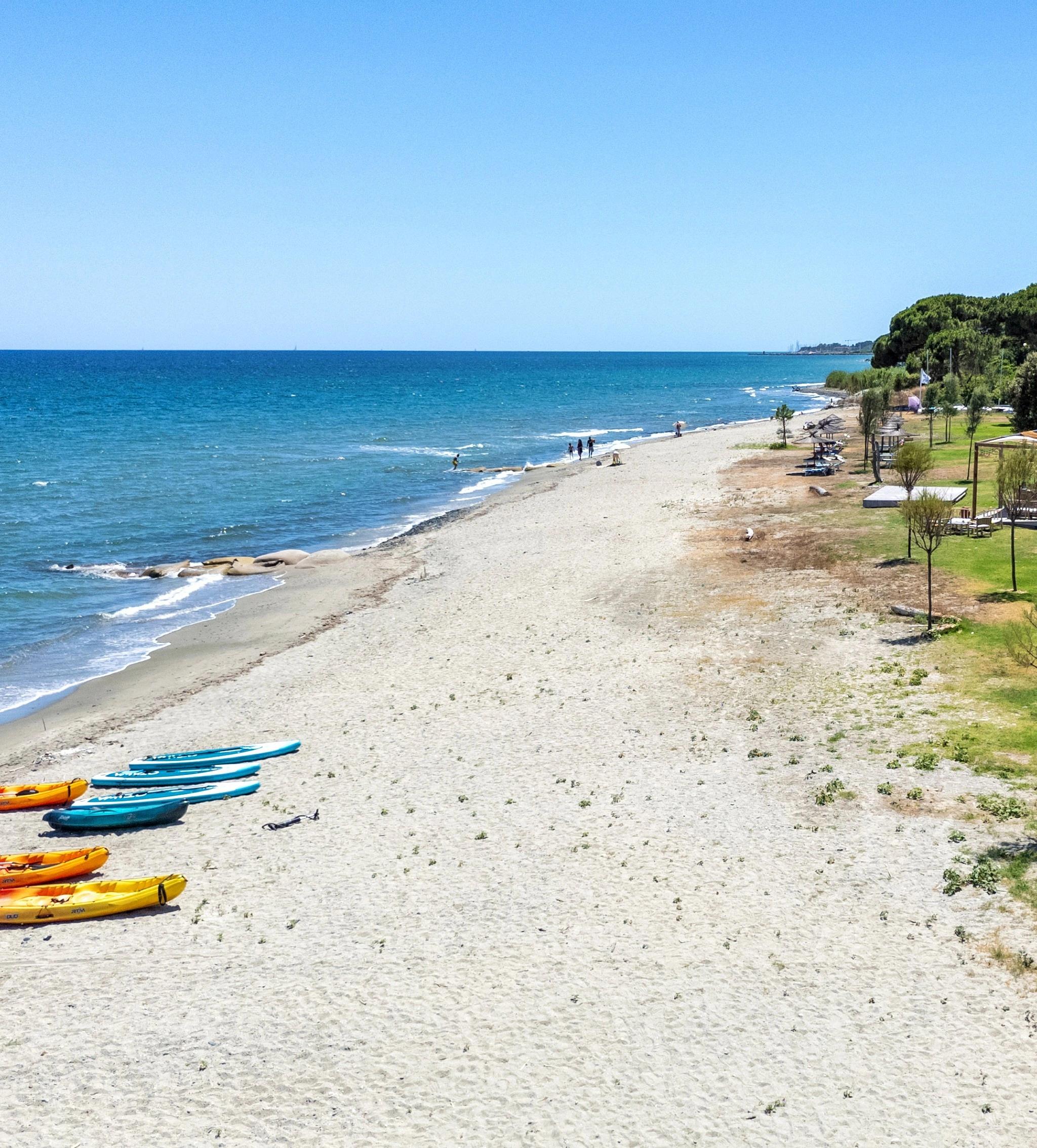 Plage de Moriani et kayaks devant l'hôtel en bord de mer San Lucianu 