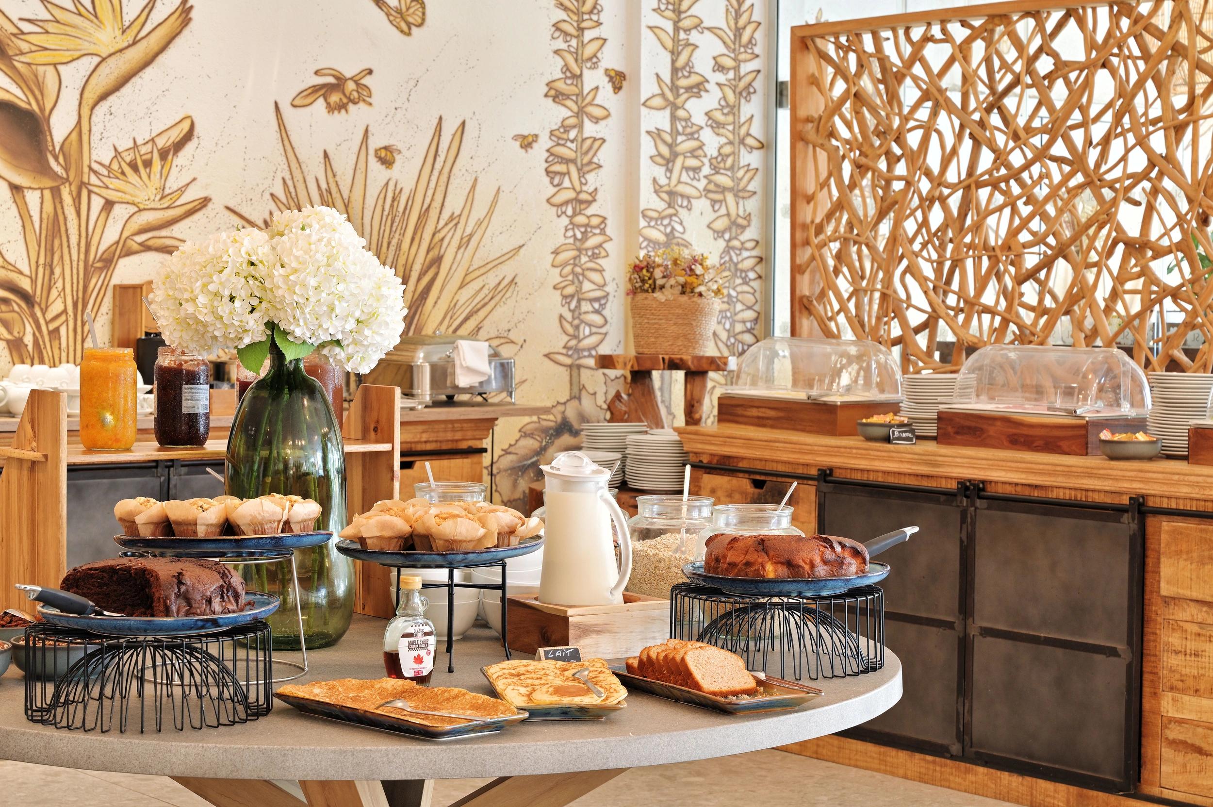 Buffet de petit-déjeuner à l'hôtel en bord de mer San Lucianu en Haute-Corse