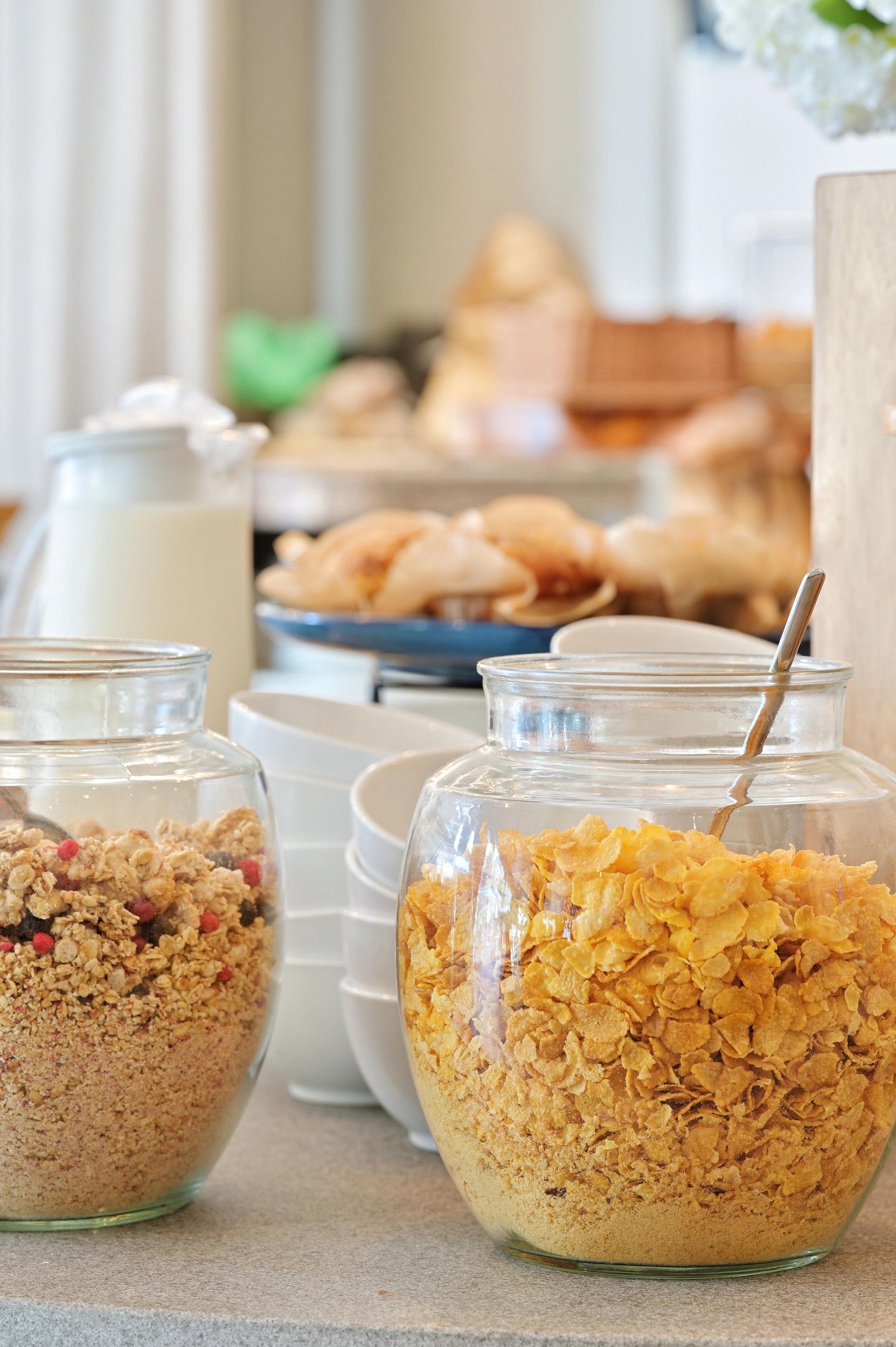 Buffet du matin à l'hôtel San Lucianu à Moriani plage avec céréales, croissants et produits laitiers