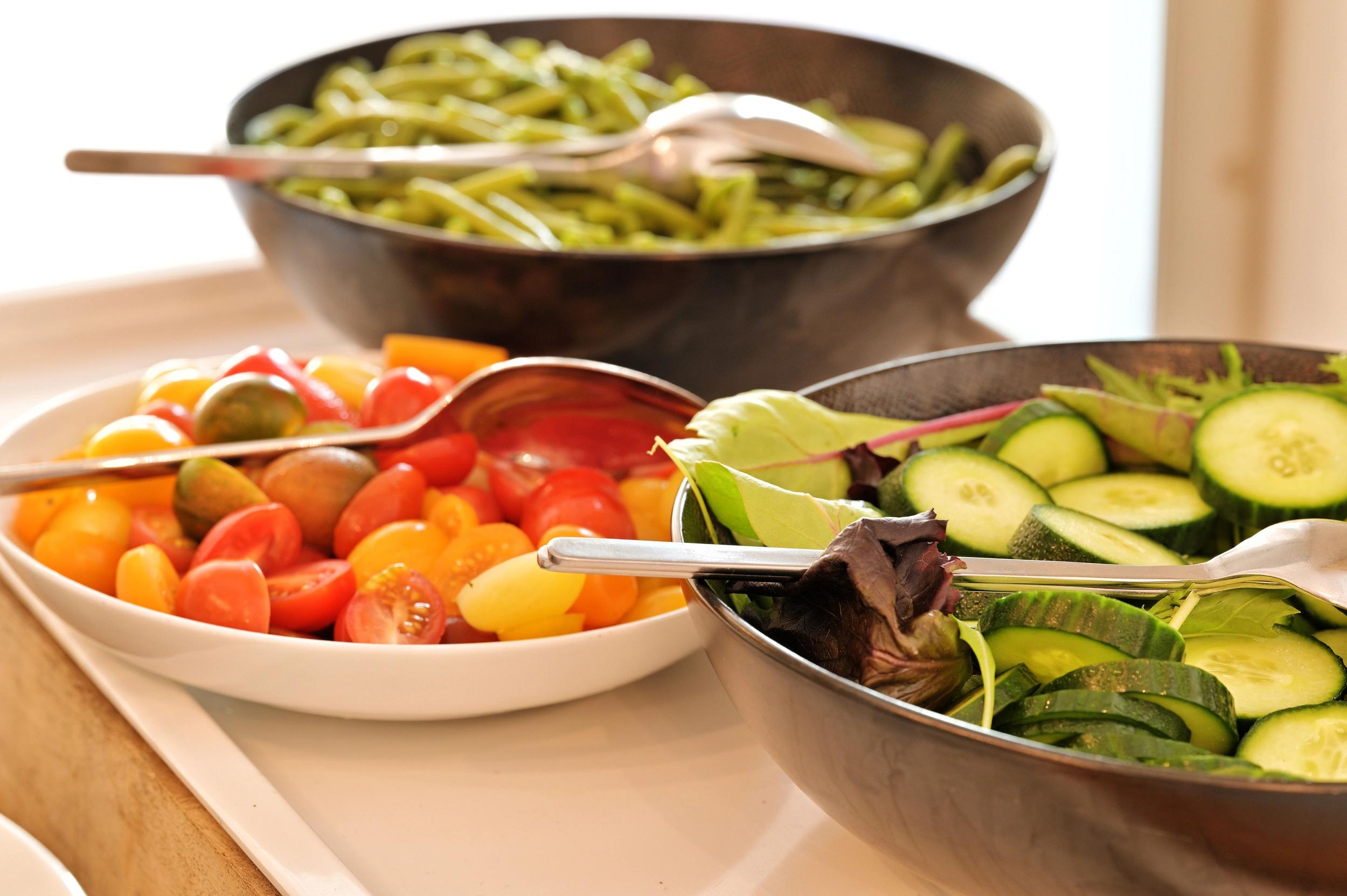 Salades et légumes frais servis au petit-déjeuner du buffet de l'hôtel 3 étoiles San Lucianu