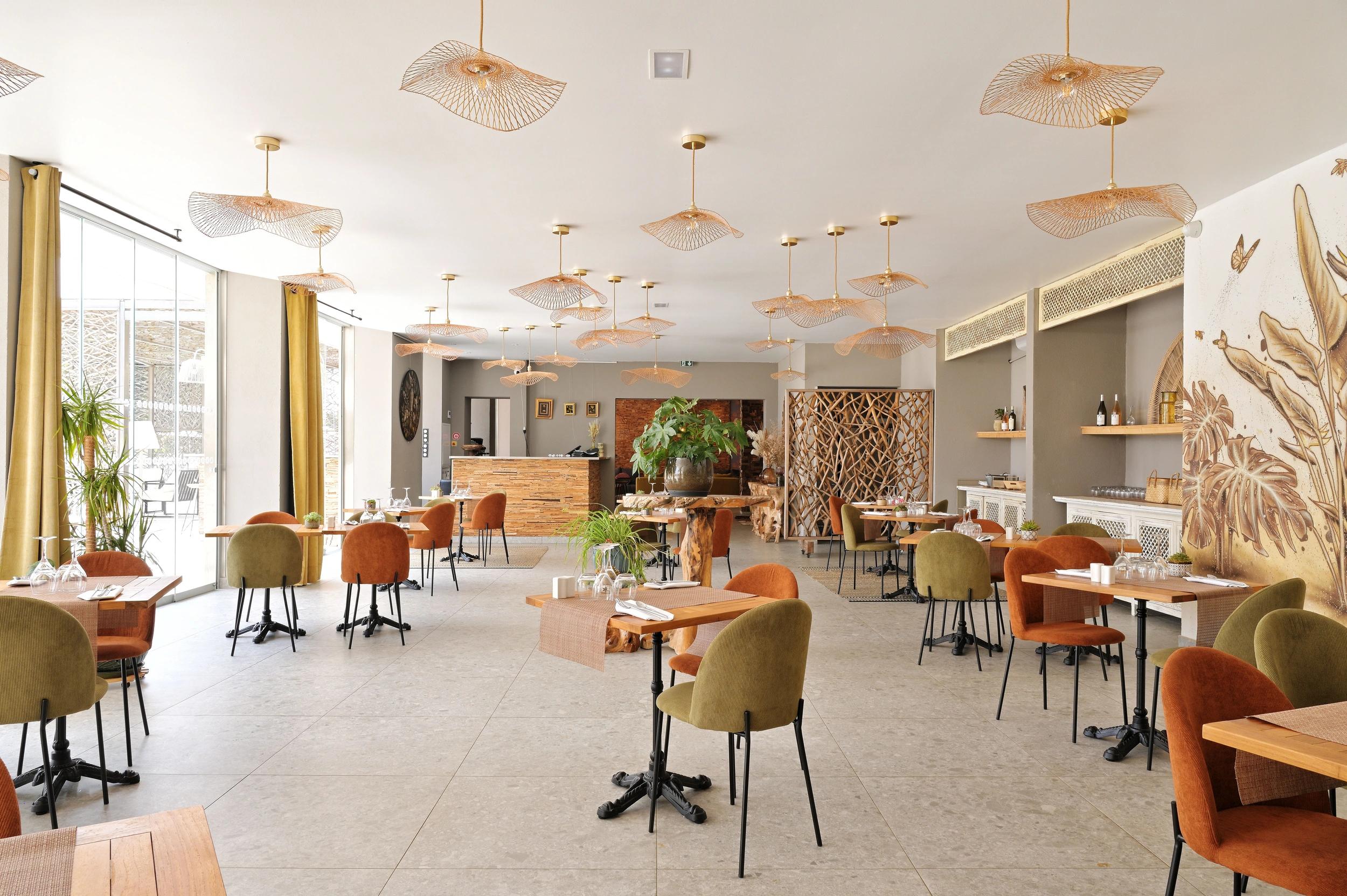 Salle intérieure du restaurant A Muredda à l'hôtel San Lucianu à Moriani plage