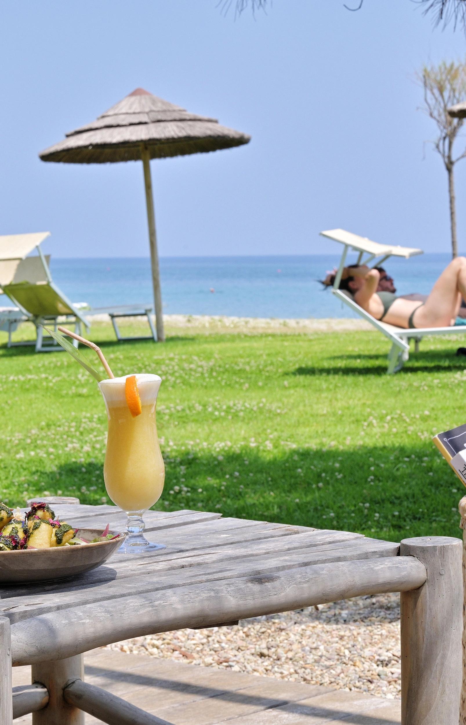 Cocktail servi au bar de l'hôtel en bord de mer San Lucianu à Moriani plage