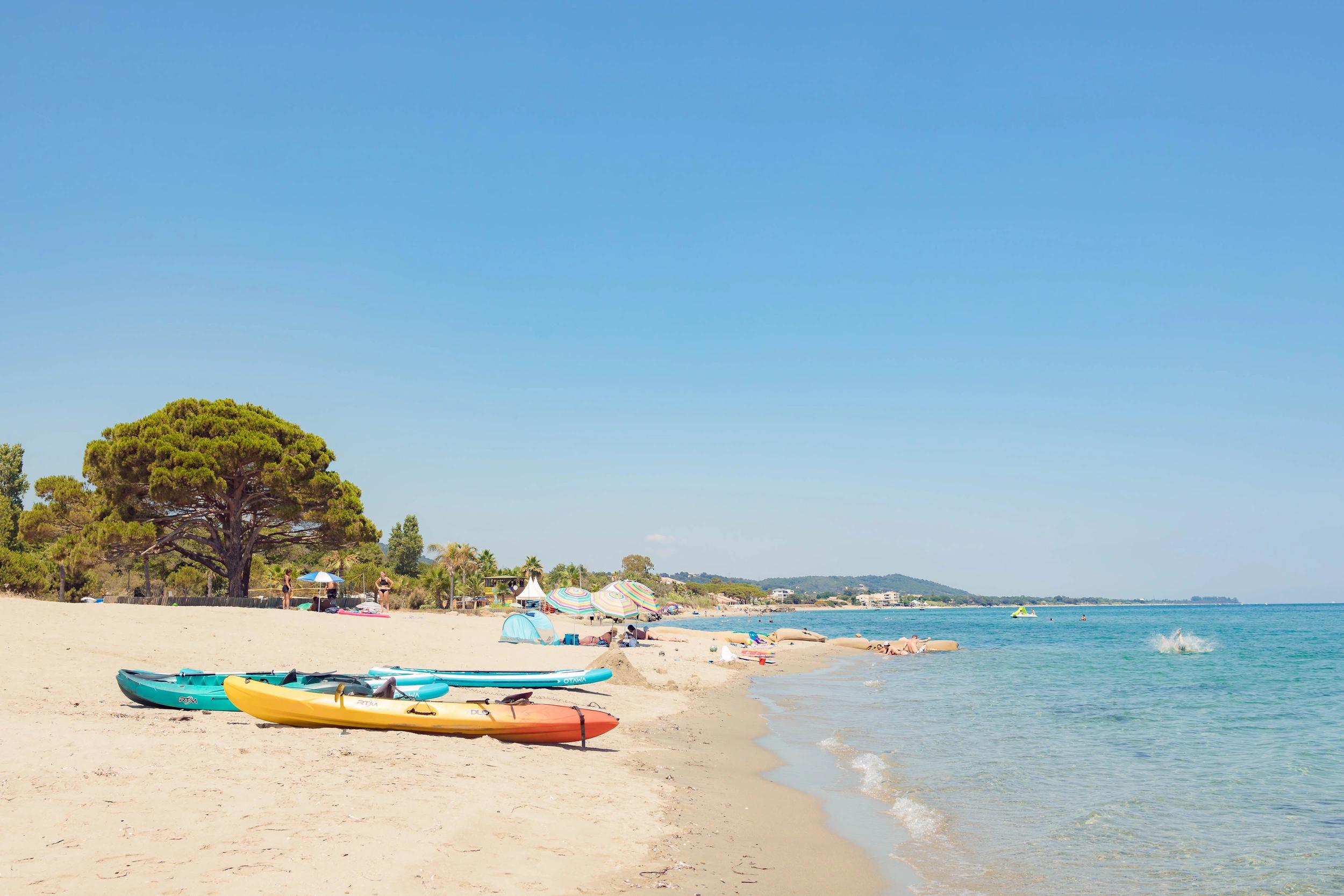 Plage de Moriani près de l'hôtel San Lucianu avec kayaks et activités nautiques en Haute-Corse