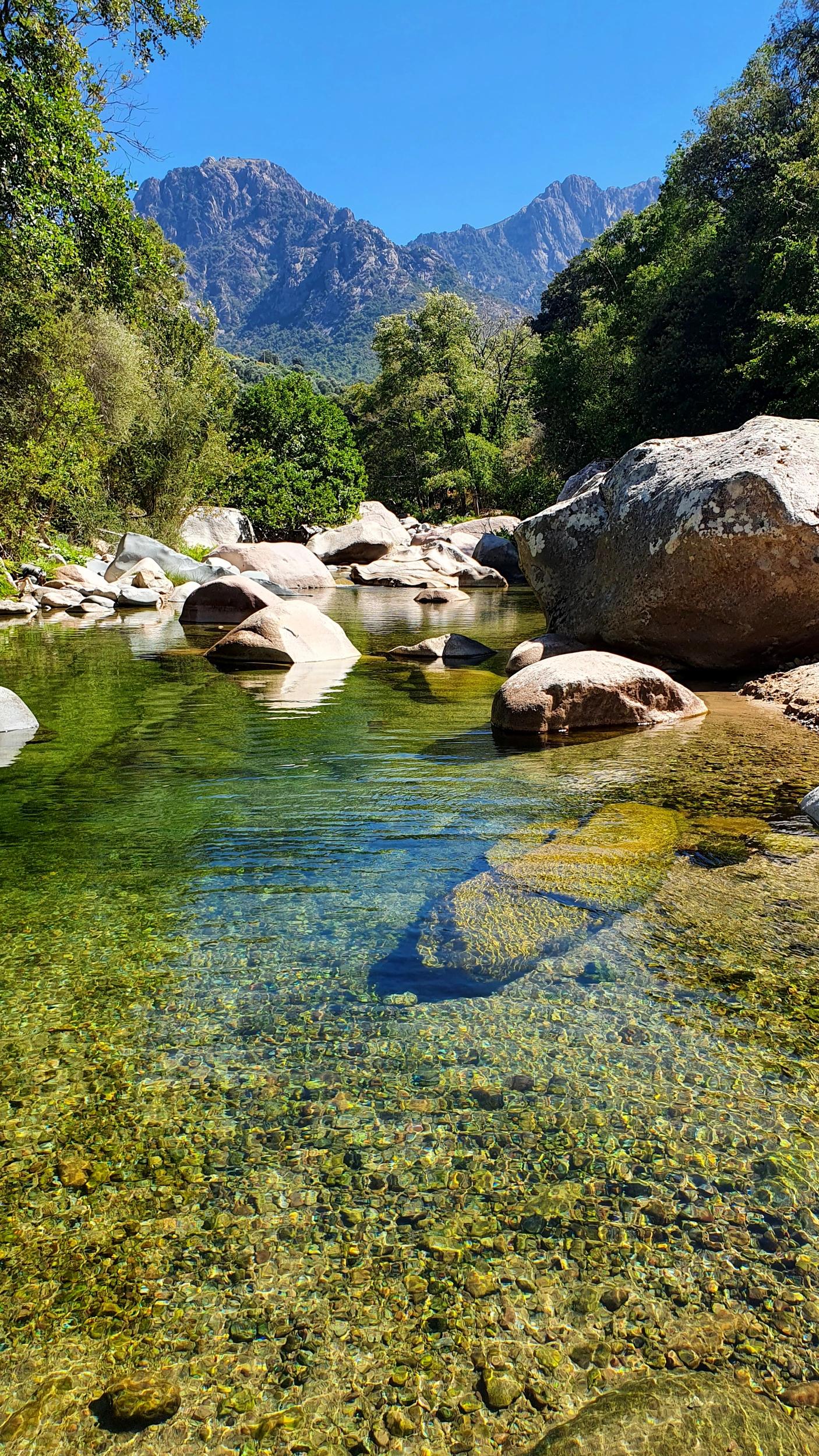 Rivière de montagne et excursions depuis l'hôtel San Lucianu en Haute-Corse